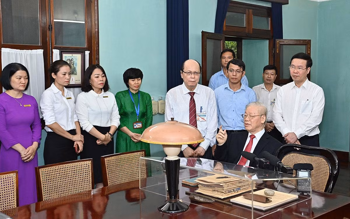 Tổng Bí thư Nguyễn Phú Trọng thăm hỏi, trò chuyện với cán bộ, nhân viên Khu Di tích Chủ tịch Hồ Chí Minh tại Phủ Chủ tịch.