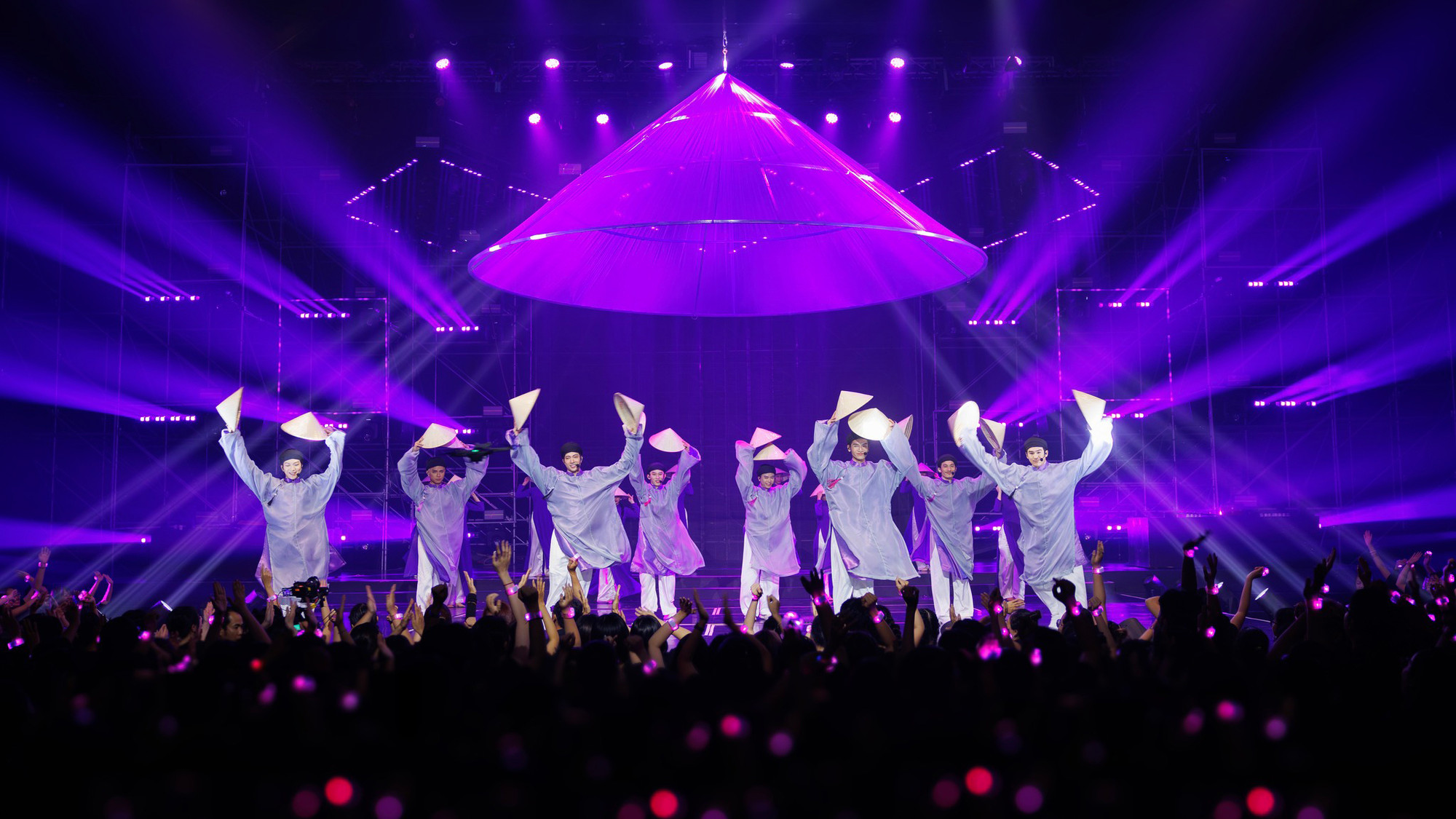 Tiết mục “Mưa trên phố Huế”. (ẢNh: Yeah1)