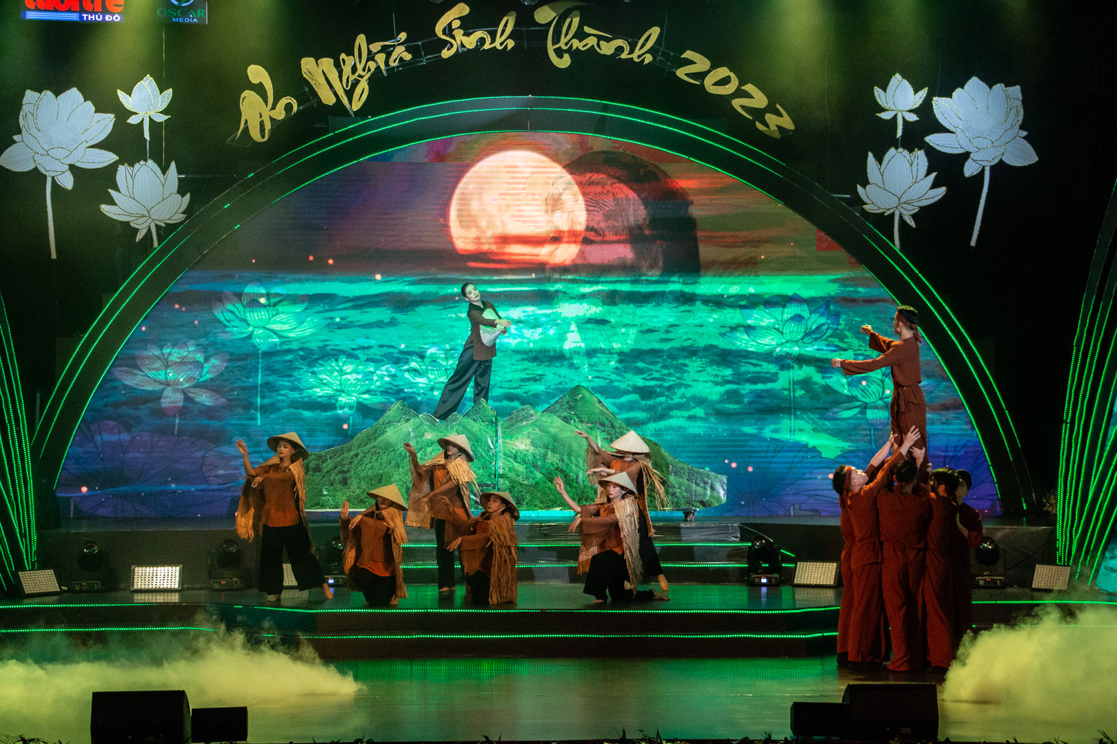 Chương trình gồm 3 chương. Chương 1 đưa khán giả đến với không gian của “Mùa hiếu hạnh” với giọng đọc truyền cảm, lôi cuốn của NSƯT Lê Chức, về nguồn cội lễ Vu Lan báo hiếu và ngày nay nó không chỉ là còn là nghi lễ riêng của Phật giáo mà đã trở thành nét đẹp văn hóa truyền thống của người Việt. Chương trình gồm 3 chương. Chương 1 đưa khán giả đến với không gian của “Mùa hiếu hạnh” với giọng đọc truyền cảm, lôi cuốn của NSƯT Lê Chức, về nguồn cội lễ Vu Lan báo hiếu và ngày nay nó không chỉ là còn là nghi lễ riêng của Phật giáo mà đã trở thành nét đẹp văn hóa truyền thống của người Việt.