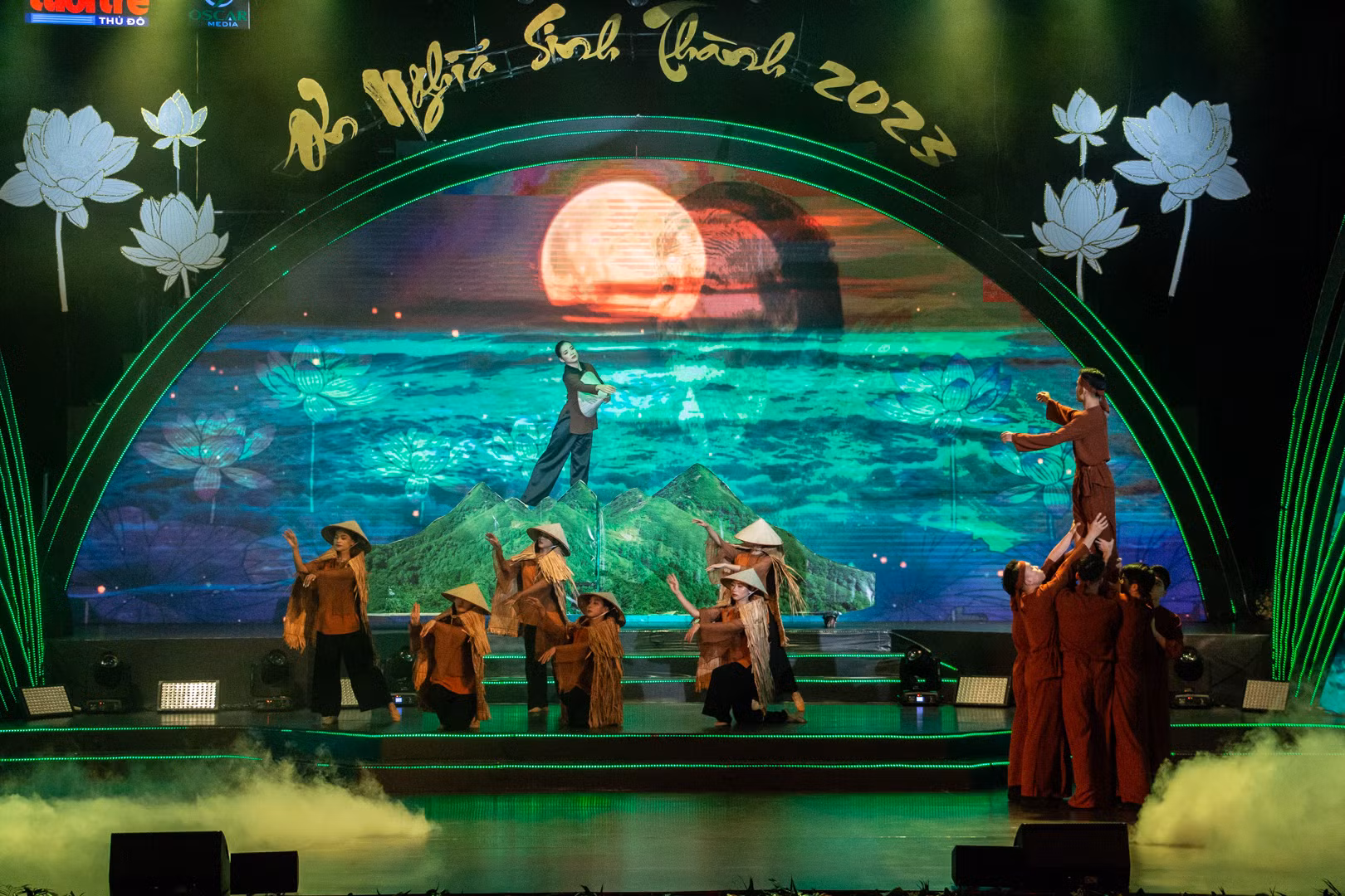 Chương trình gồm 3 chương. Chương 1 đưa khán giả đến với không gian của “Mùa hiếu hạnh” với giọng đọc truyền cảm, lôi cuốn của NSƯT Lê Chức, về nguồn cội lễ Vu Lan báo hiếu và ngày nay nó không chỉ là còn là nghi lễ riêng của Phật giáo mà đã trở thành nét đẹp văn hóa truyền thống của người Việt.