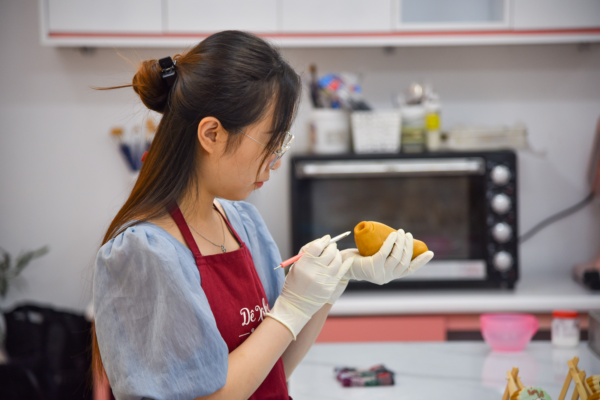 Để làm được những sản phẩm đẹp mắt và đặc sắc, cần phải trau dồi kỹ năng quan sát tỷ lệ nhân vật và kỹ thuật nặn hình khéo léo. Bên cạnh đó việc khắc chi tiết lên bánh cũng rất quan trọng, đòi hỏi sự kiên nhẫn và tỉ mỉ của người làm bánh.