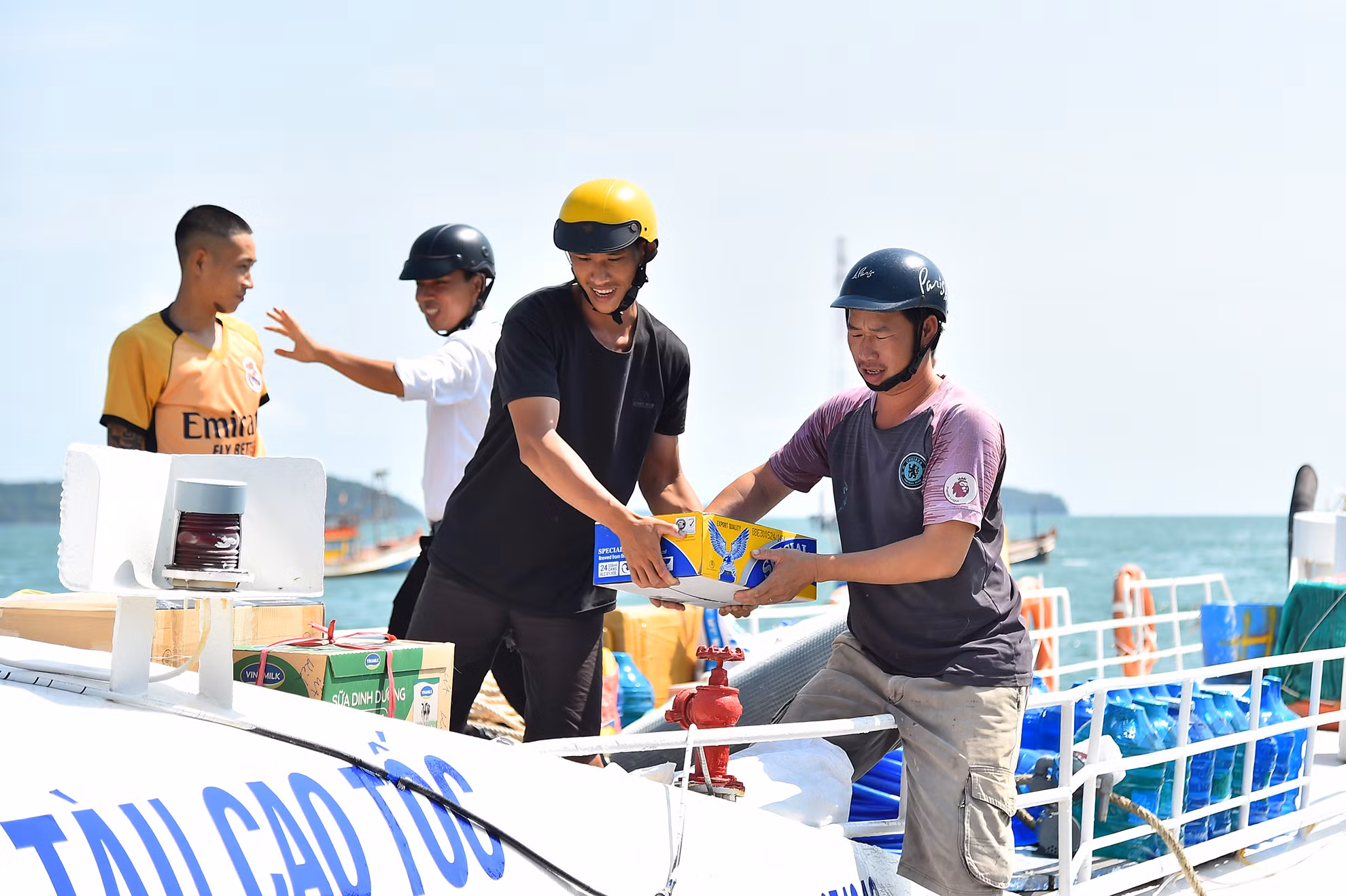 Ngoài việc vận chuyển du khách ra vào đảo hằng ngày, mỗi chuyến tàu cao tốc còn chuyên chở hàng hóa, vật dụng thiết yếu cũng như nhu yếu phẩm phục vụ người dân sinh sống trên đảo.