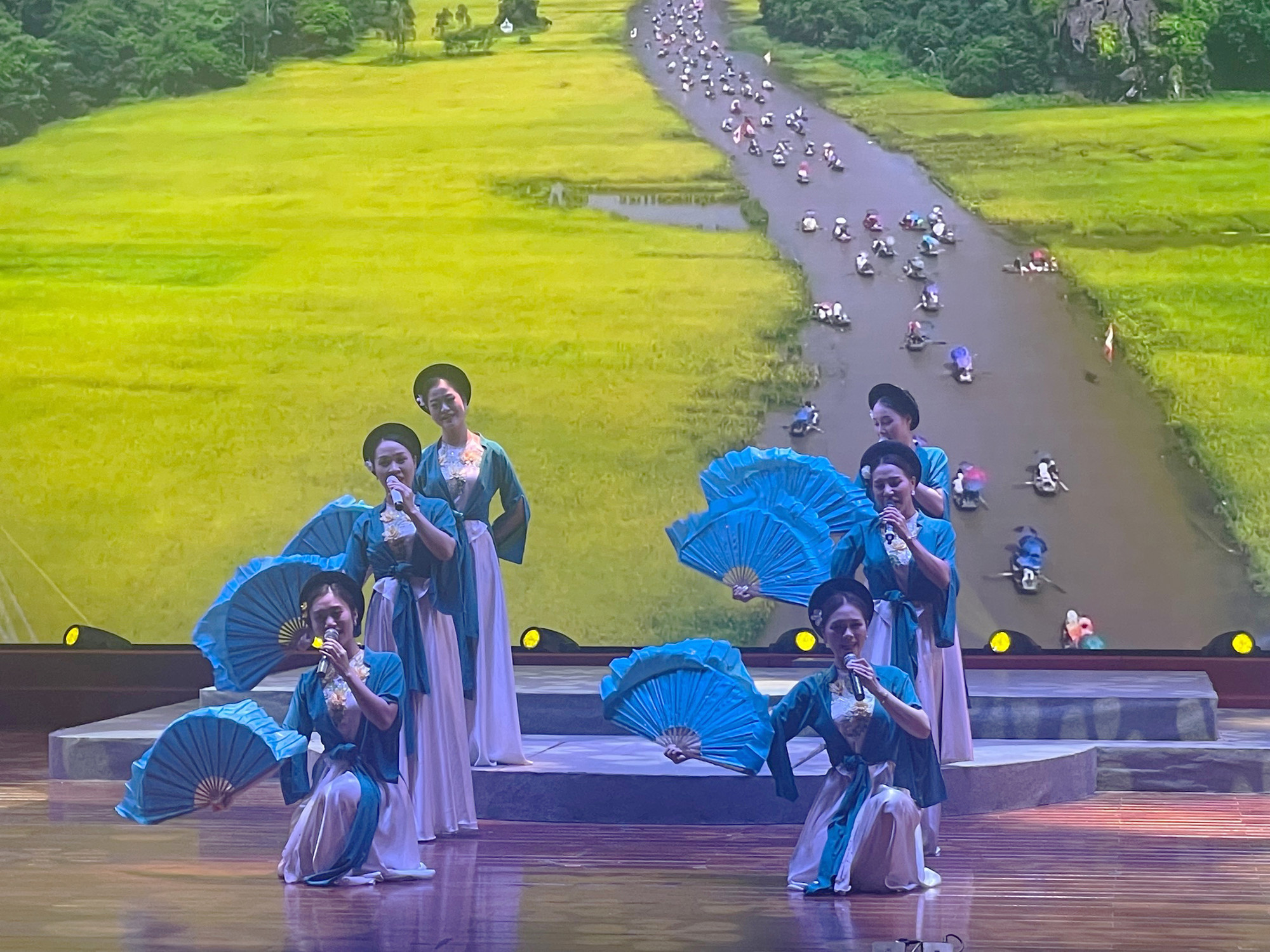 Một buổi trình diễn nghệ thuật truyền thống tại Nhà hát Phạm Thị Trân.