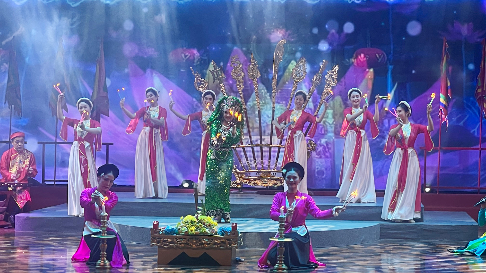 Trình diễn nghi thức hầu đồng tại Nhà hát Phạm Thị Trân.