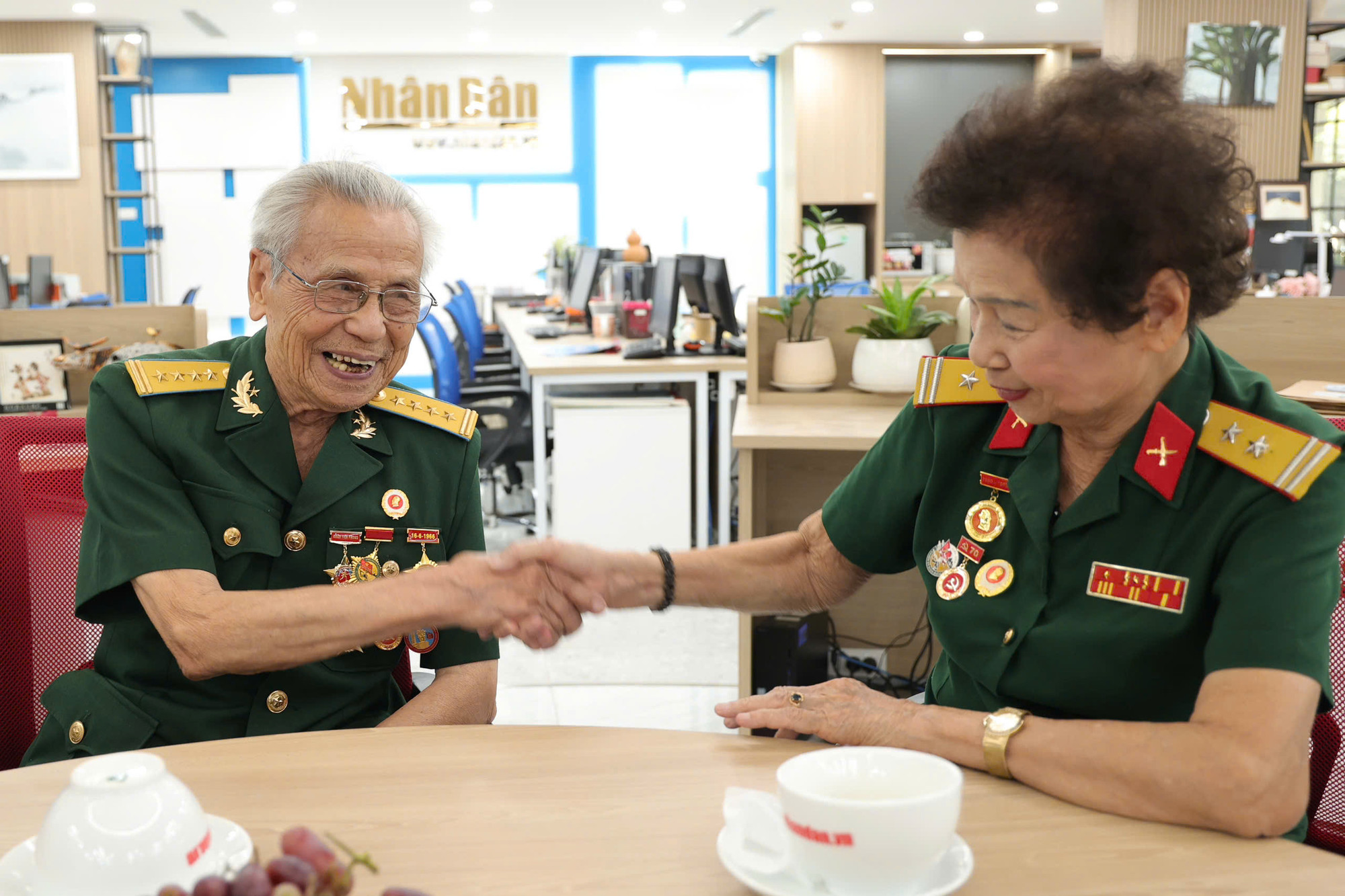 Đại tá Lê Văn Tính và Trung tá Ngô Thị Ngọc Diệp bắt tay chào nhau.