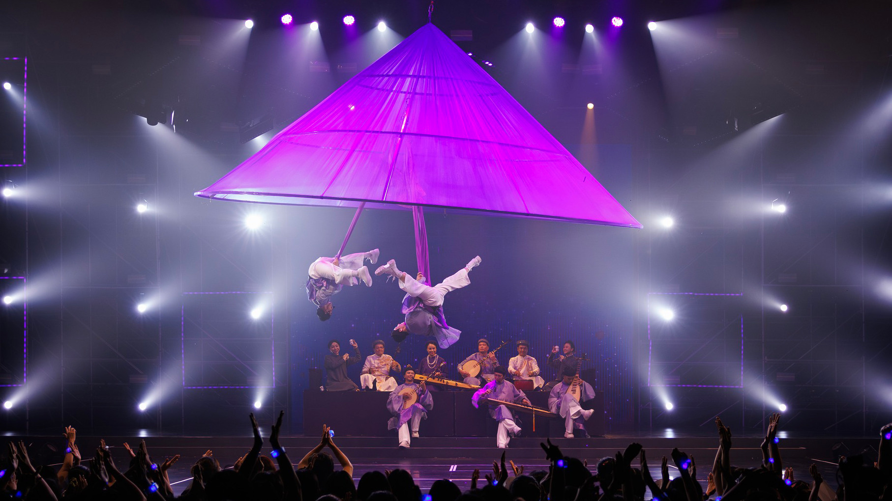 Các nghệ sĩ trẻ chơi nhạc cụ dân tộc kết hợp với màn vũ đạo bay trên dây. (Ảnh: Yeah1)