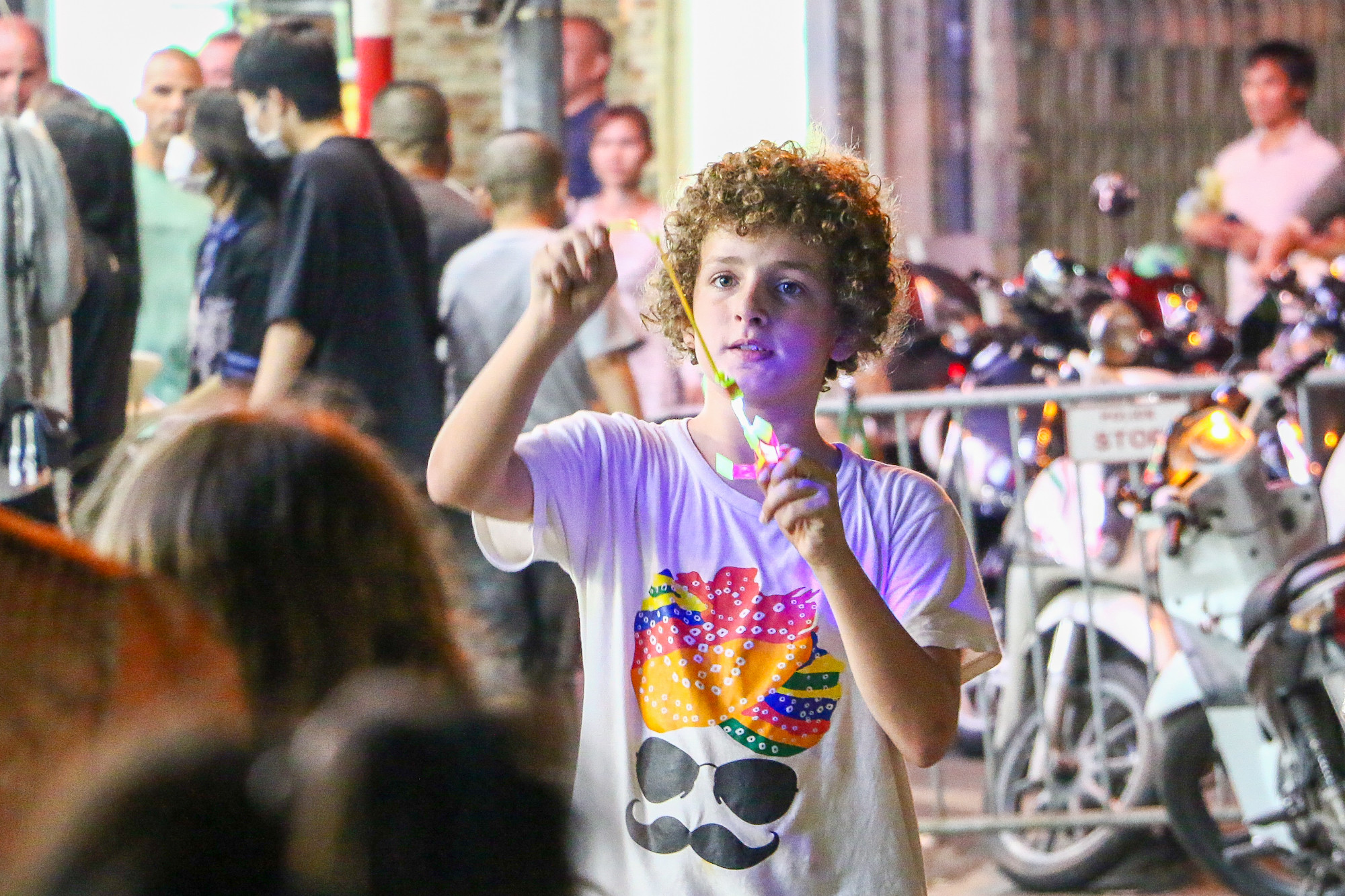 Một cậu bé người nước ngoài thích thú khi tham gia những trò chơi độc đáo tại đây. Một cậu bé người nước ngoài thích thú khi tham gia những trò chơi độc đáo tại đây.