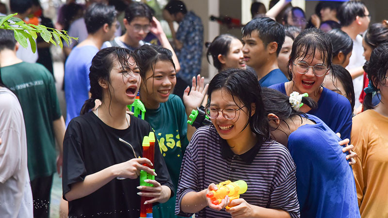 Thông thường, sự kiện được thực hiện để đón chào các tân học sinh khối 10. Với lần tổ chức này, chương trình nhằm gợi nhắc về 1.000 ngày gắn bó của các lớp 12 ở Trường THPT chuyên Ngoại ngữ.