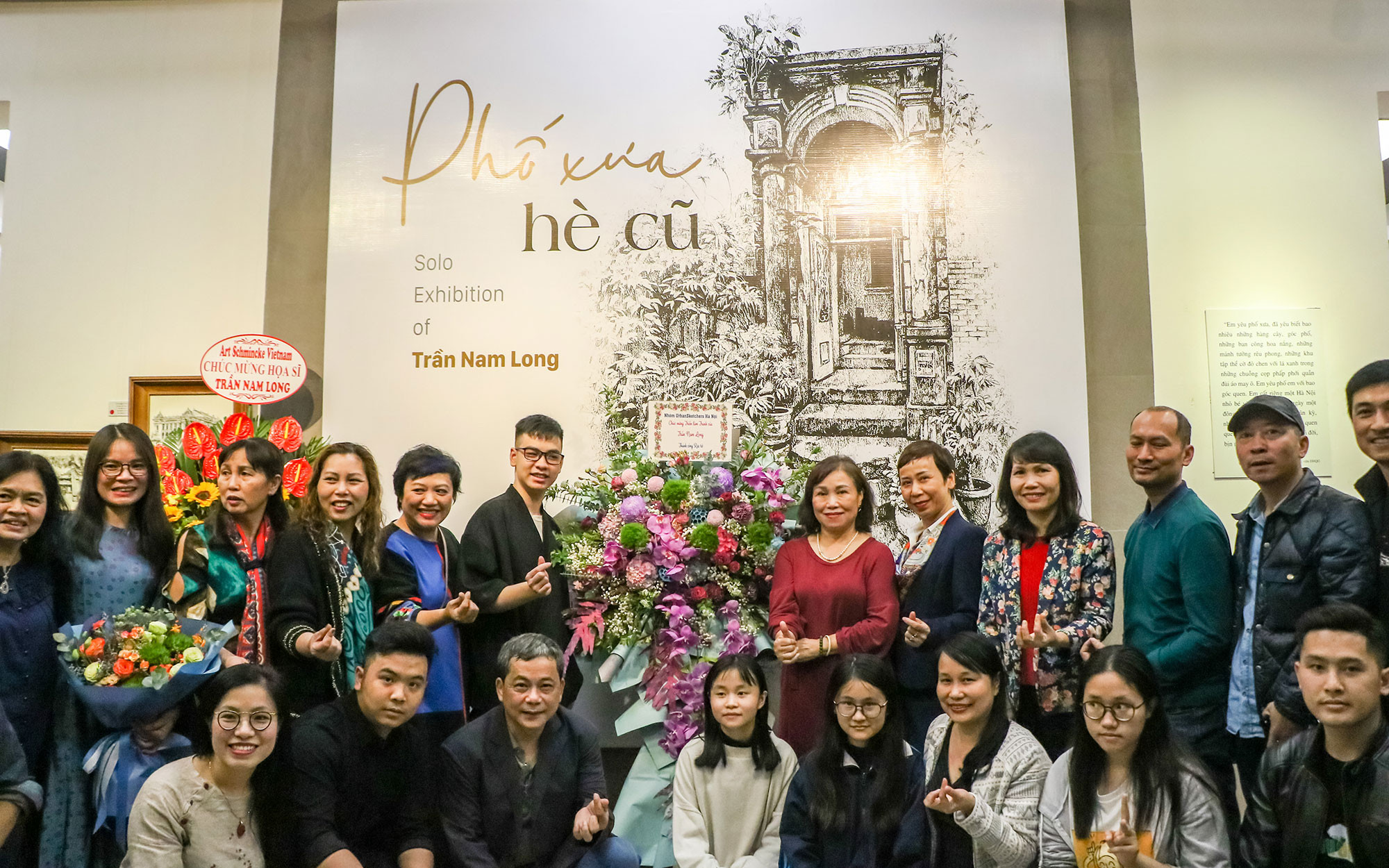 Khai mạc Triển lãm "Phố xưa hè cũ" của tác giả Trần Nam Long (thứ 6 từ trái sang).