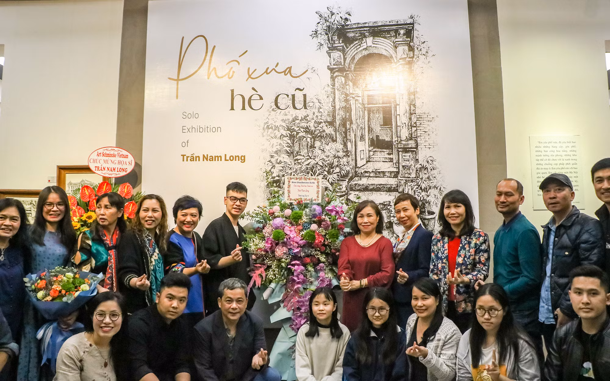 Khai mạc Triển lãm "Phố xưa hè cũ" của tác giả Trần Nam Long (thứ 6 từ trái sang).