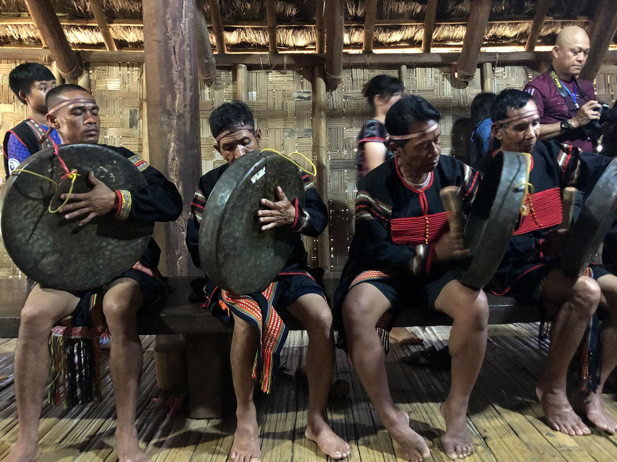 Dàn cồng chiêng của người Ê-đê. (Ảnh: NGỌC TRÂM) Dàn cồng chiêng của người Ê-đê. (Ảnh: NGỌC TRÂM)