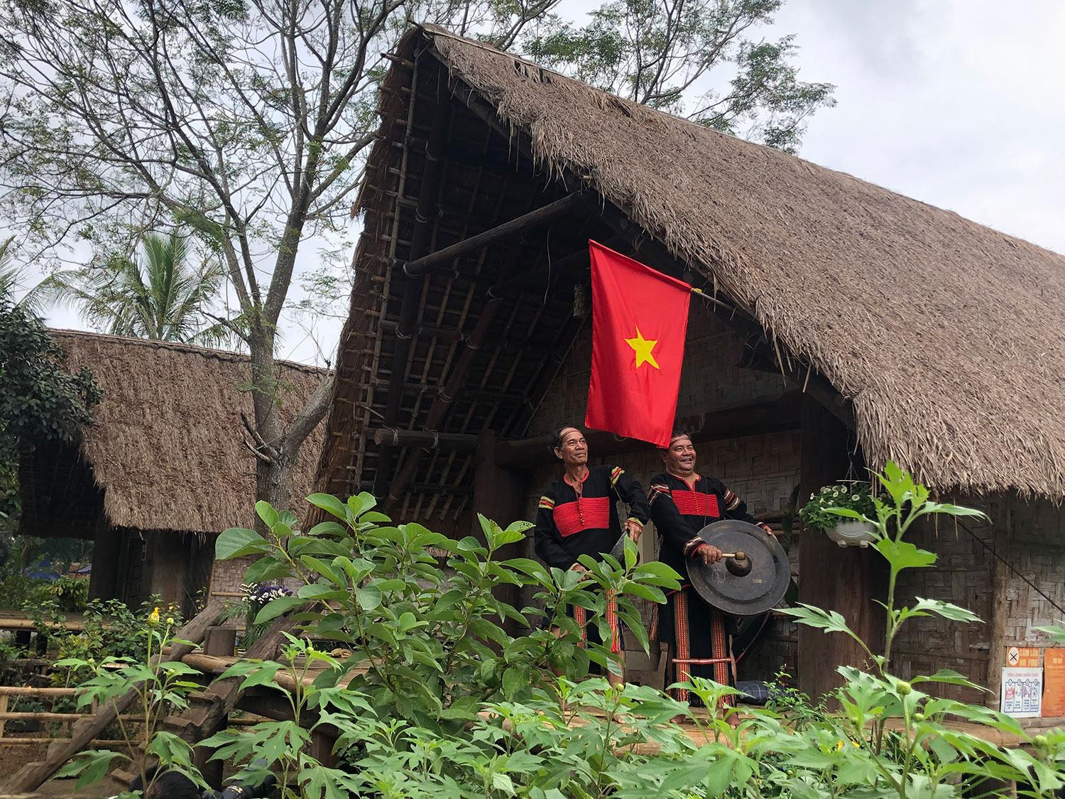 Tiếng chiêng báo tin vui tới buôn làng. (Ảnh: NGỌC TRÂM) Tiếng chiêng báo tin vui tới buôn làng. (Ảnh: NGỌC TRÂM)