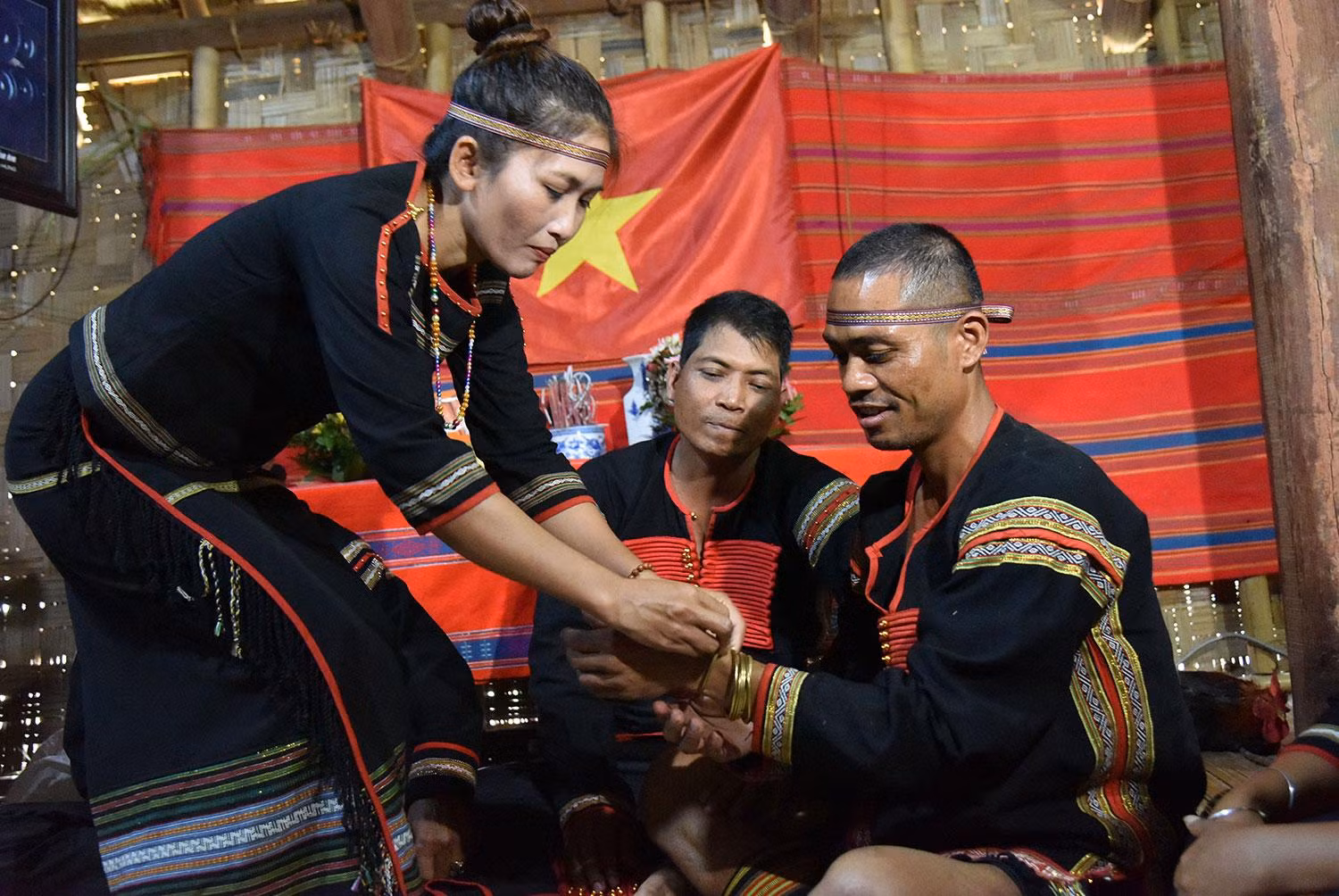 Nghi thức đeo vòng. (Ảnh: PHẠM TIỆP)