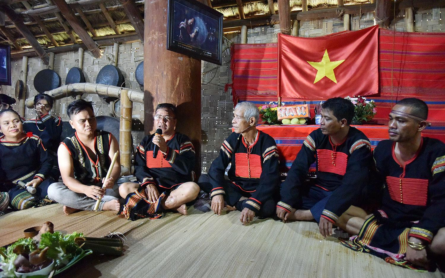 Mọi người quây quần nghe già làng kể K'han. (Ảnh: PHẠM TIỆP) Mọi người quây quần nghe già làng kể K'han. (Ảnh: PHẠM TIỆP)