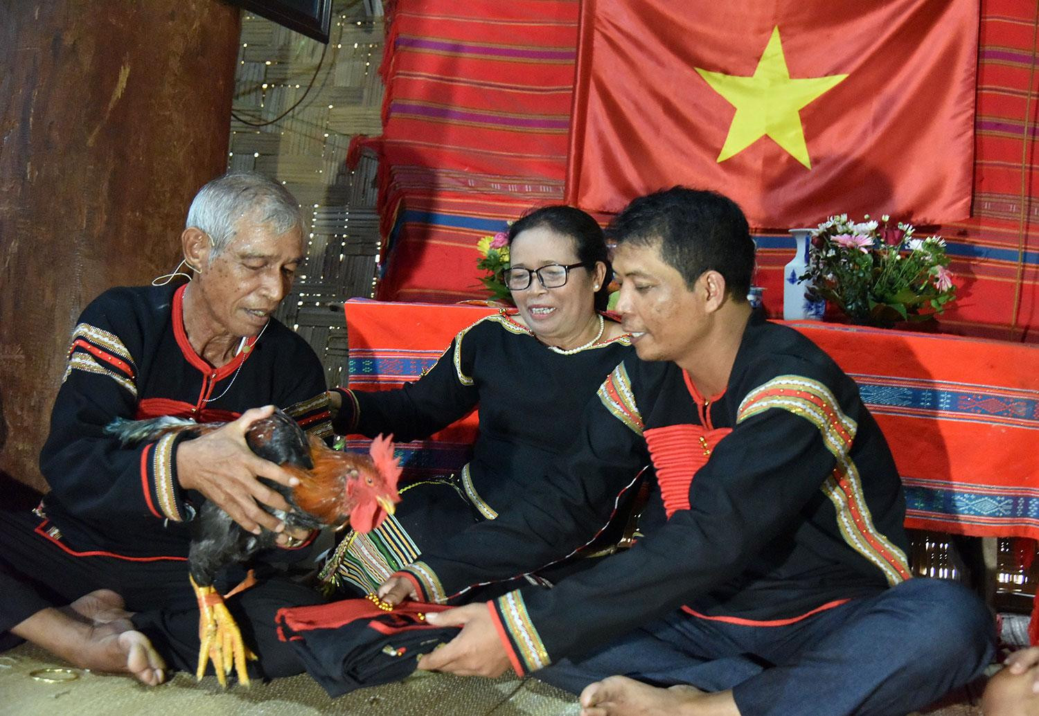 Các lễ vật được trao tại buổi lễ. (Ảnh: PHẠM TIỆP) Các lễ vật được trao tại buổi lễ. (Ảnh: PHẠM TIỆP)