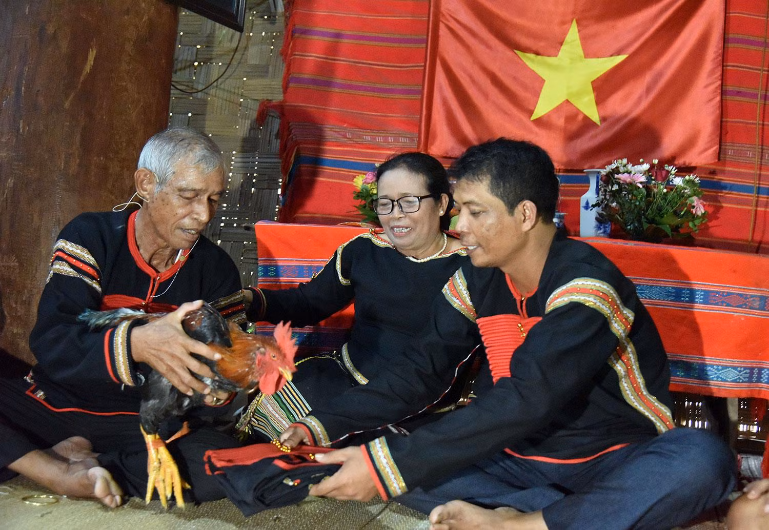Các lễ vật được trao tại buổi lễ. (Ảnh: PHẠM TIỆP)