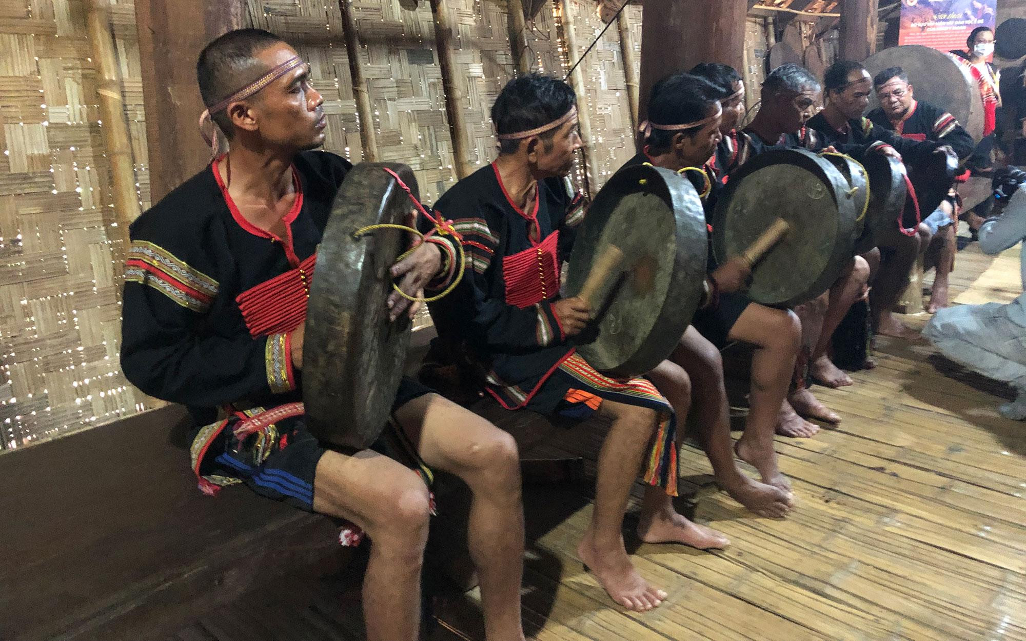 Tiếng chiêng rộn rã suốt buổi lễ. (Ảnh: NGỌC TRÂM) Tiếng chiêng rộn rã suốt buổi lễ. (Ảnh: NGỌC TRÂM)