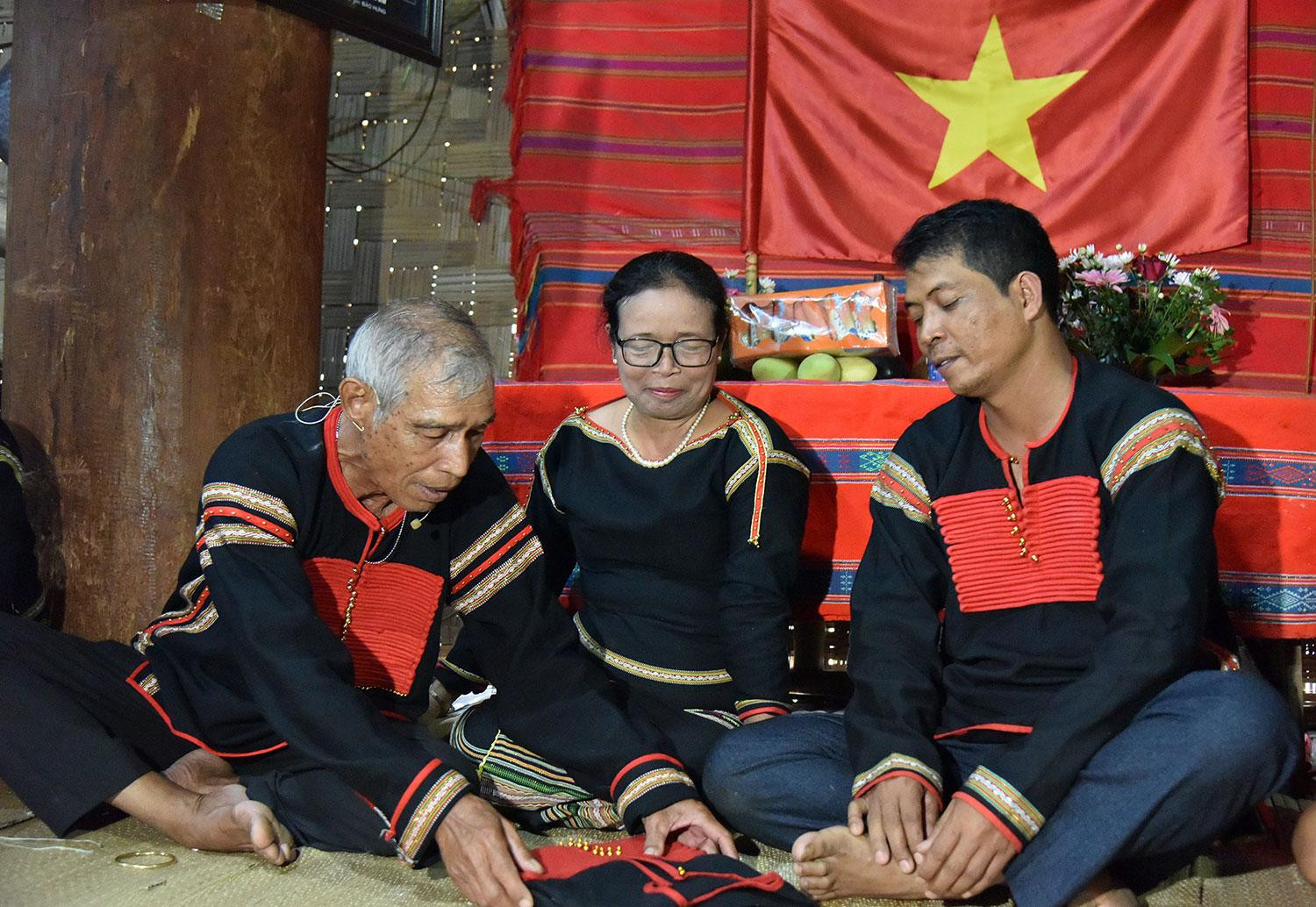 Chuẩn bị lễ vật. (Ảnh: PHẠM TIỆP) Chuẩn bị lễ vật. (Ảnh: PHẠM TIỆP)