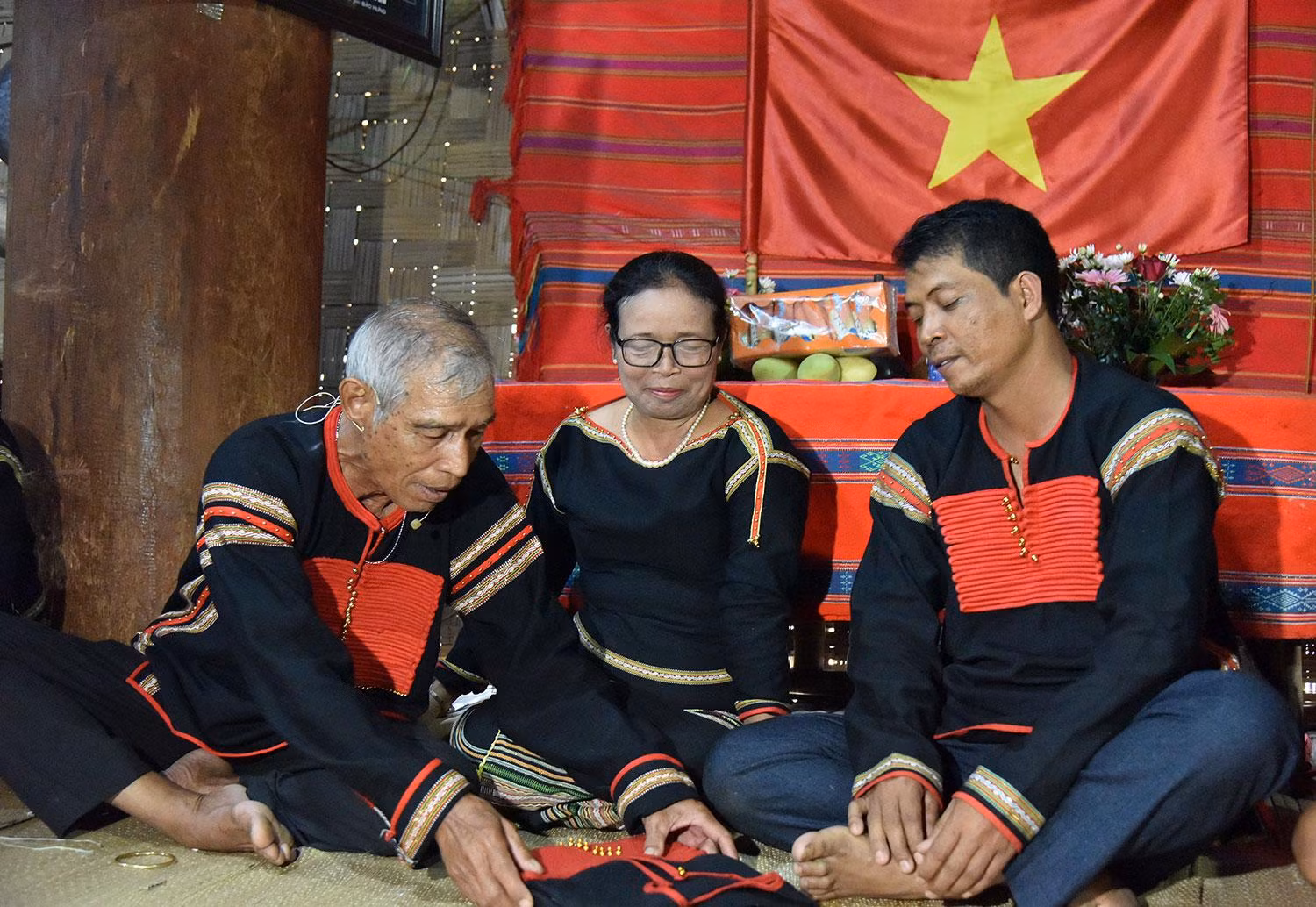 Chuẩn bị lễ vật. (Ảnh: PHẠM TIỆP)
