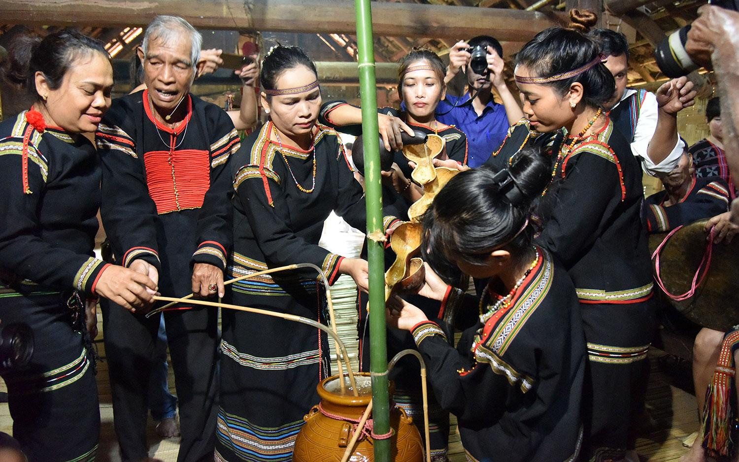 Nghi thức mời rượu cần. (Ảnh: PHẠM TIỆP) Nghi thức mời rượu cần. (Ảnh: PHẠM TIỆP)