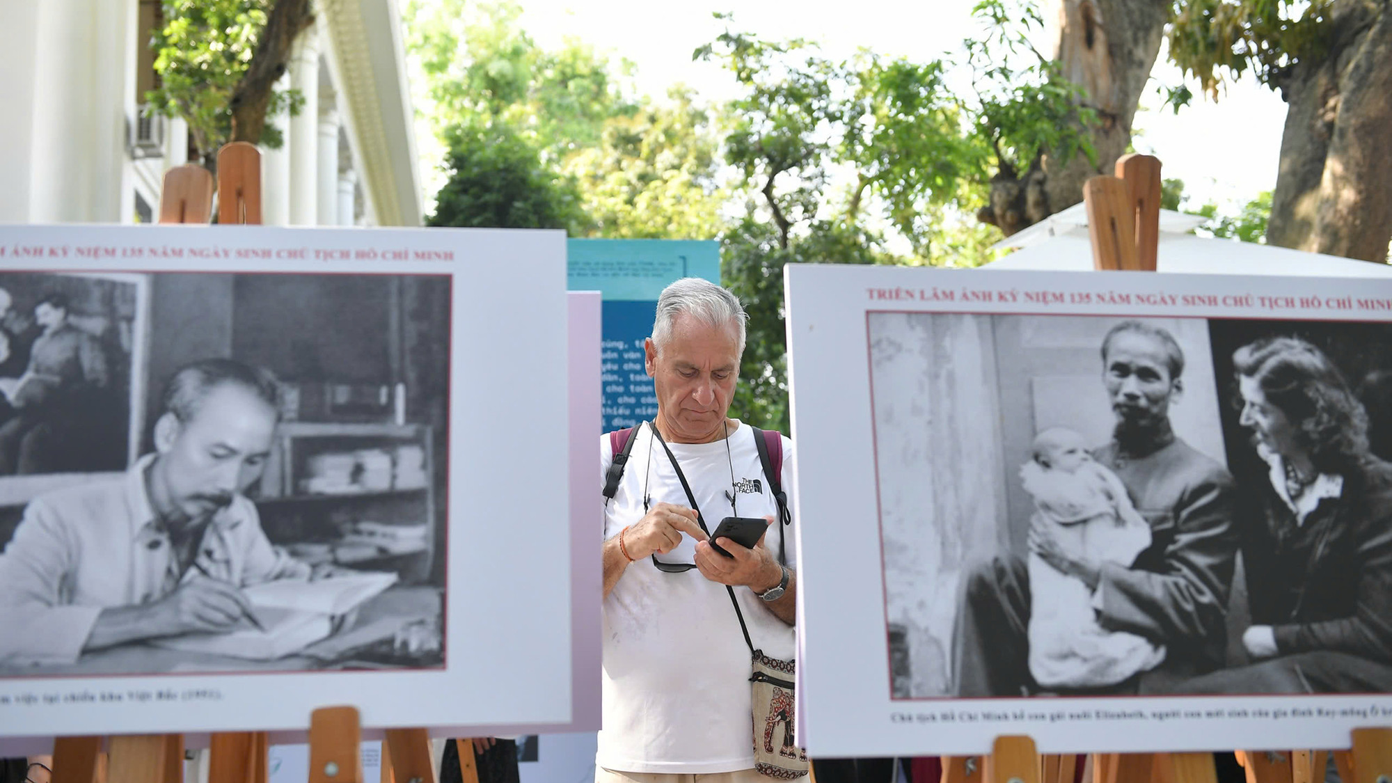 Ông Gilbert tra cứu thông tin về Chủ tịch Hồ Chí Minh tại triển lãm.