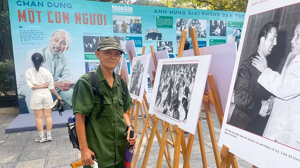 Ông Nguyễn Thành Công xúc động khi thấy nhiều bạn trẻ đến Triển lãm.