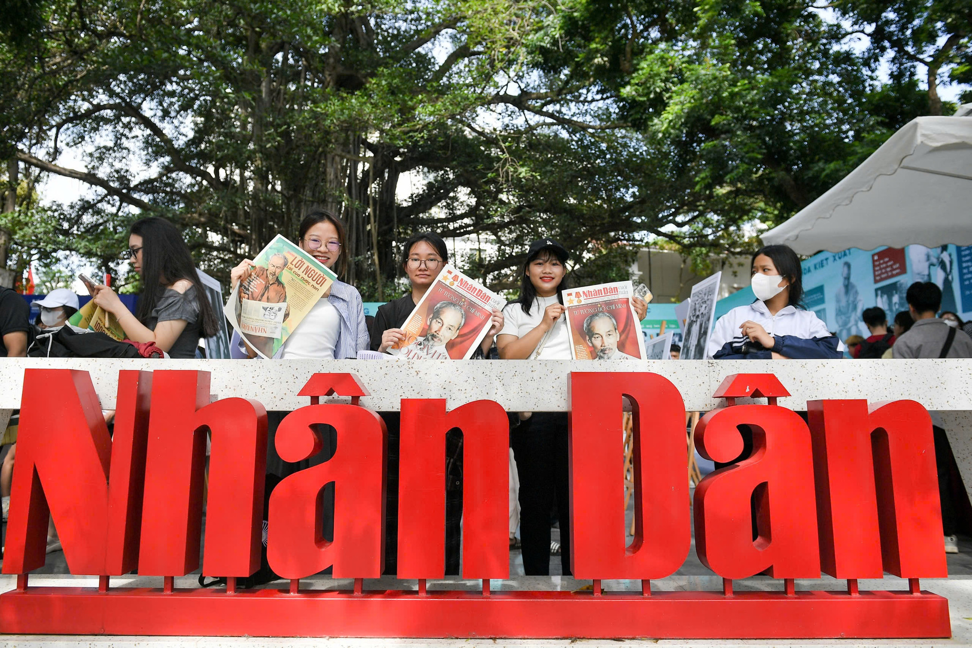 Niềm vui của những bạn đọc đã nhận phụ san Báo Nhân Dân.