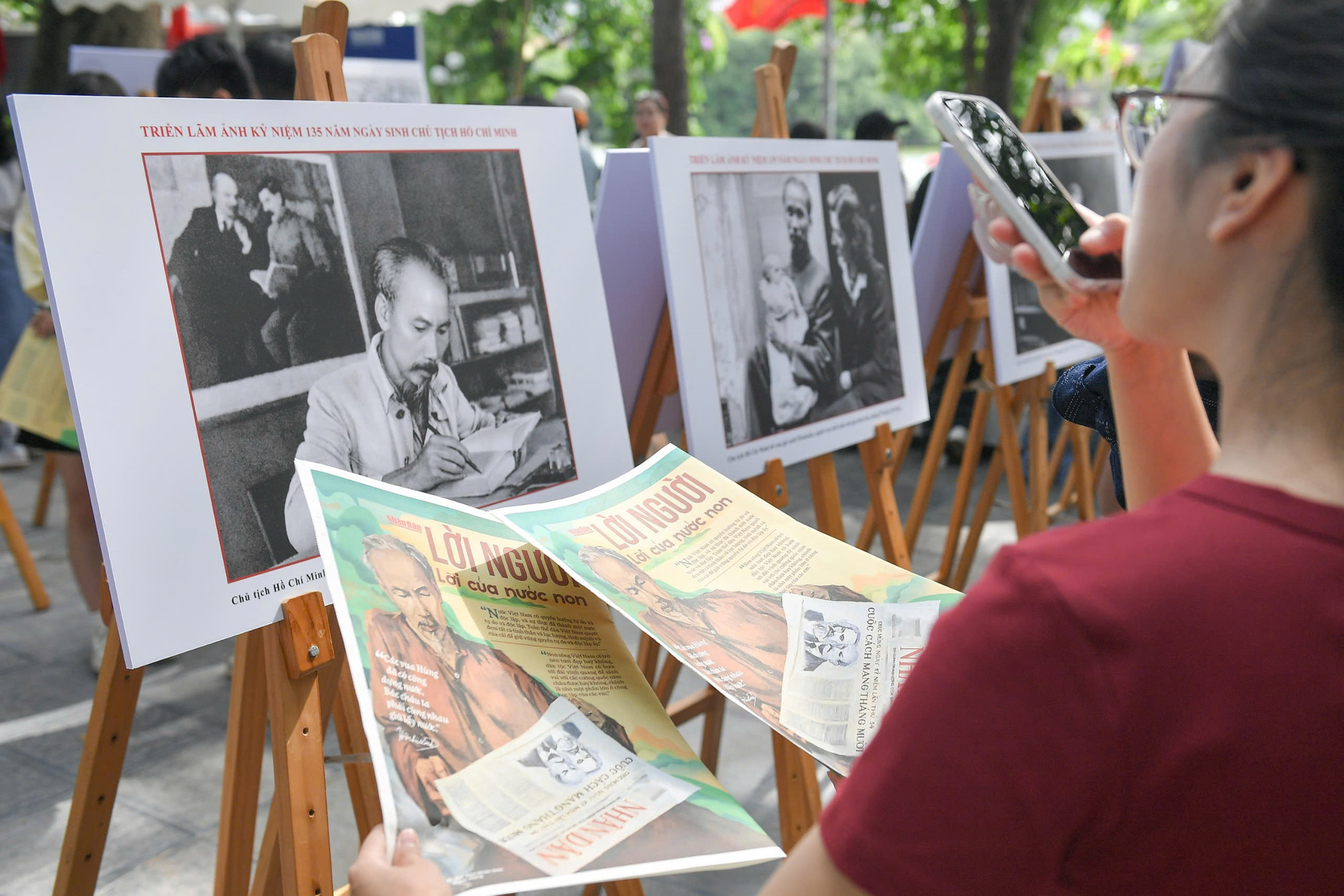 Bạn đọc trải nghiệm công nghệ tích hợp trên tờ phụ san.