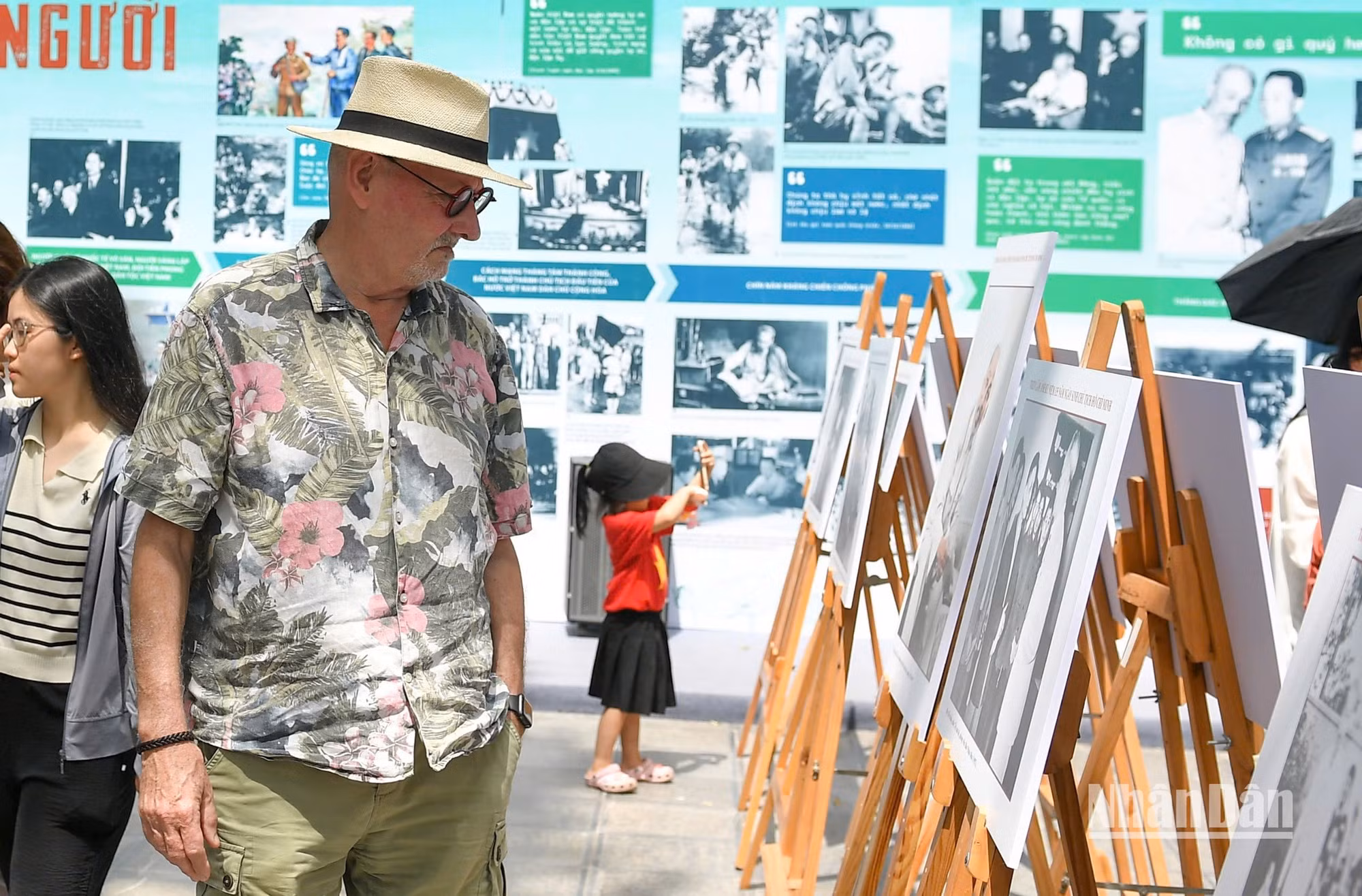 Khách du lịch nước ngoài tham quan Triển lãm. (Ảnh: THẾ ĐẠI)