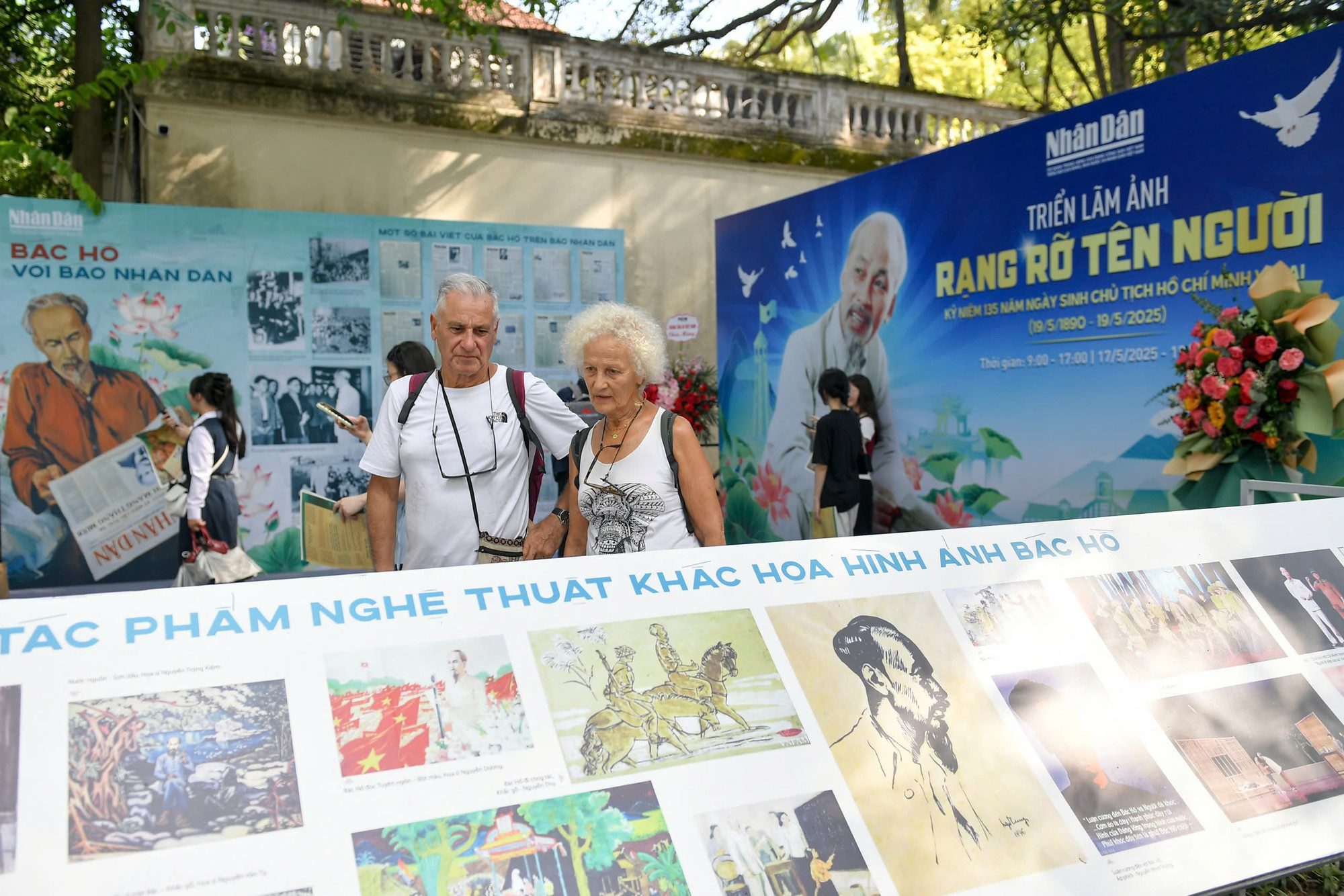 Ông bà Marie và Gilbert tham quan triển lãm.