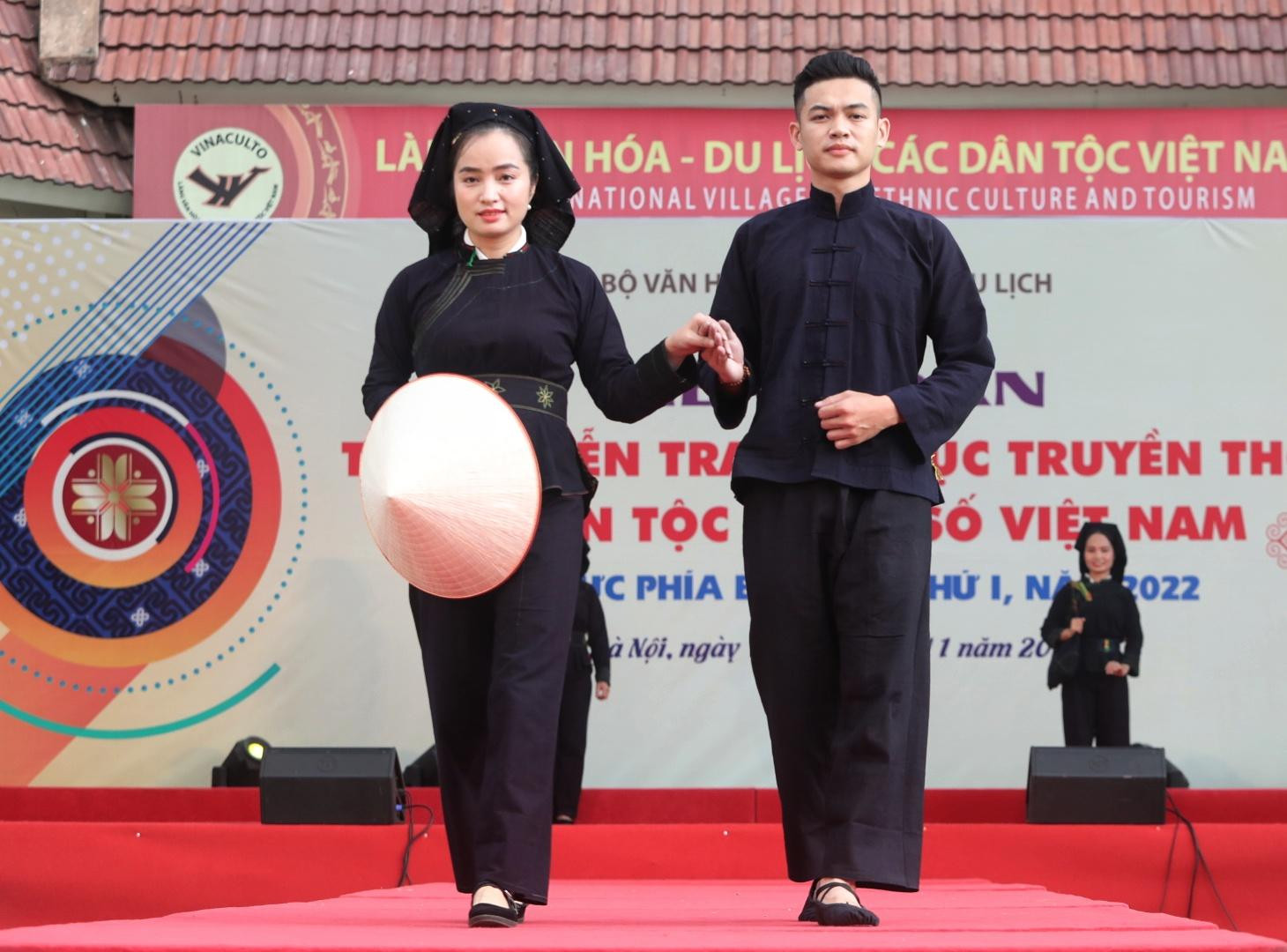 Trang phục dân tộc Tày của nam và nữ.