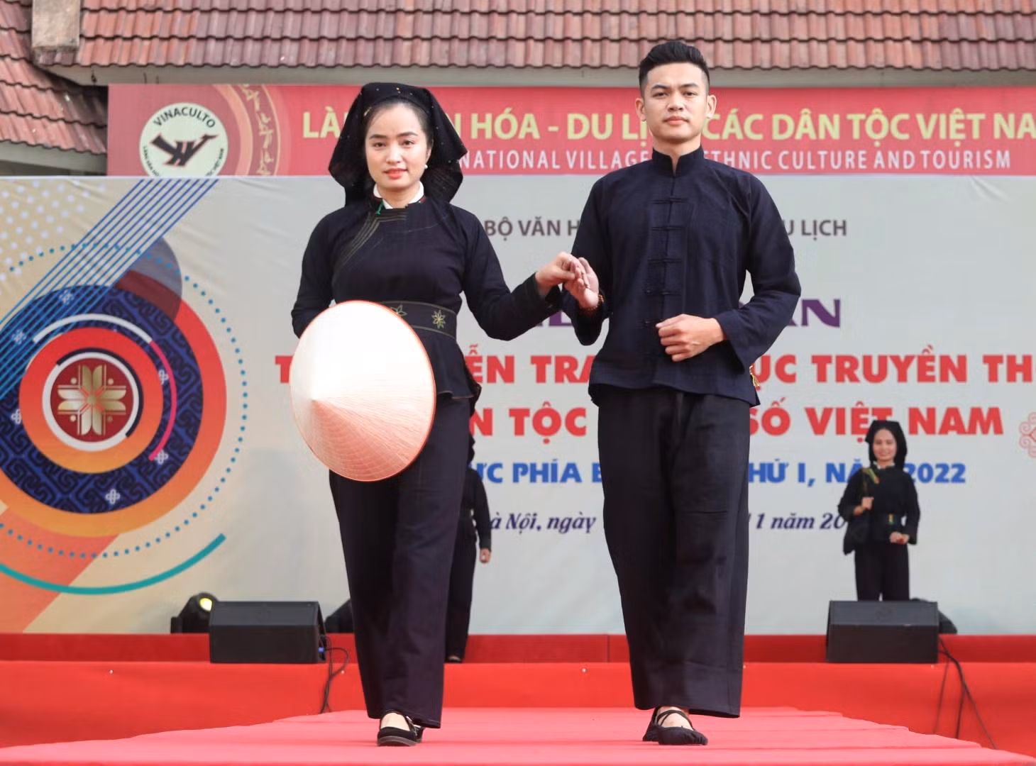 Trang phục dân tộc Tày của nam và nữ.