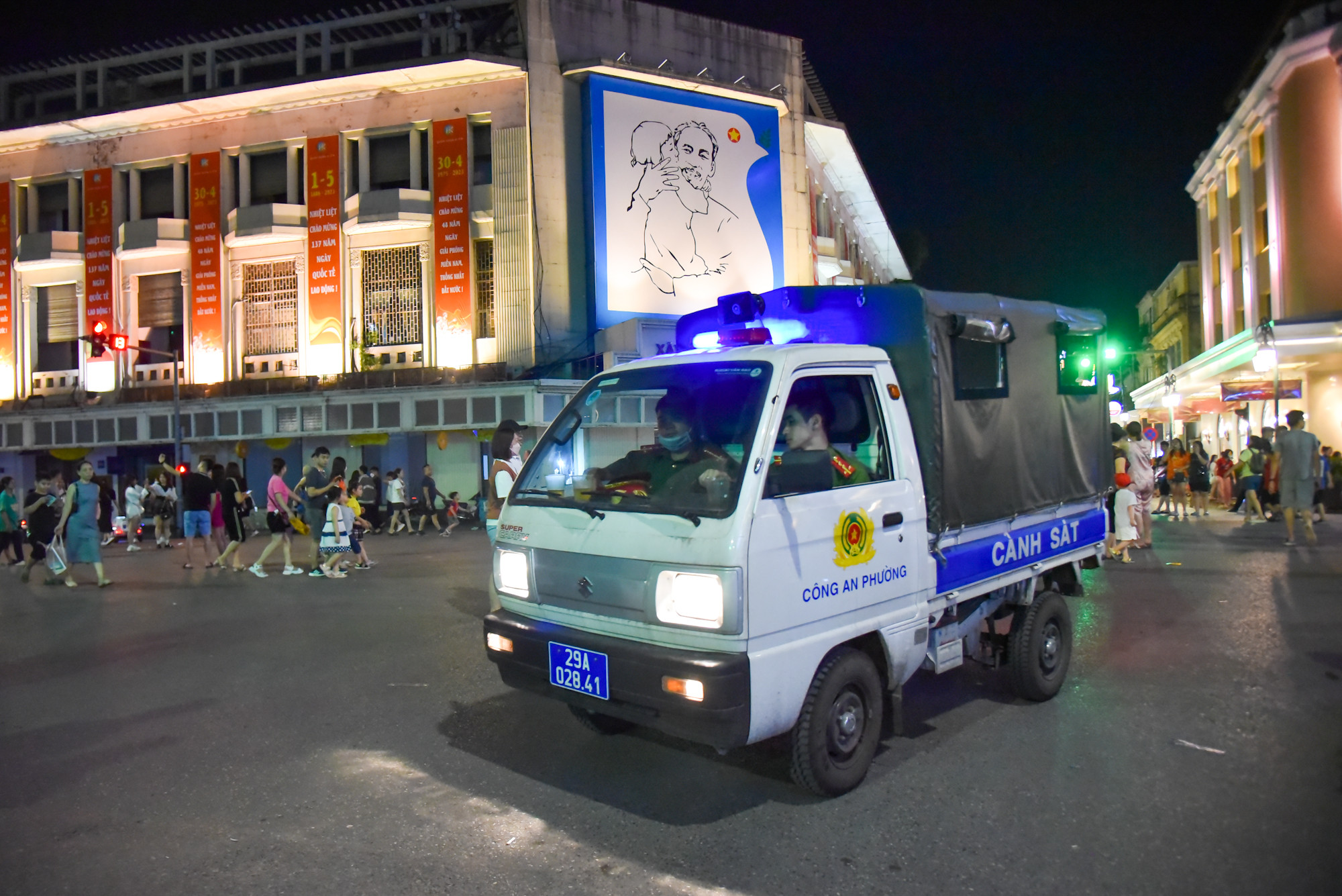 Lực lượng chức năng liên tục tuần tra, bảo đảm an ninh trật tự tại không gian đi bộ hồ Hoàn Kiếm. Lực lượng chức năng liên tục tuần tra, bảo đảm an ninh trật tự tại không gian đi bộ hồ Hoàn Kiếm.