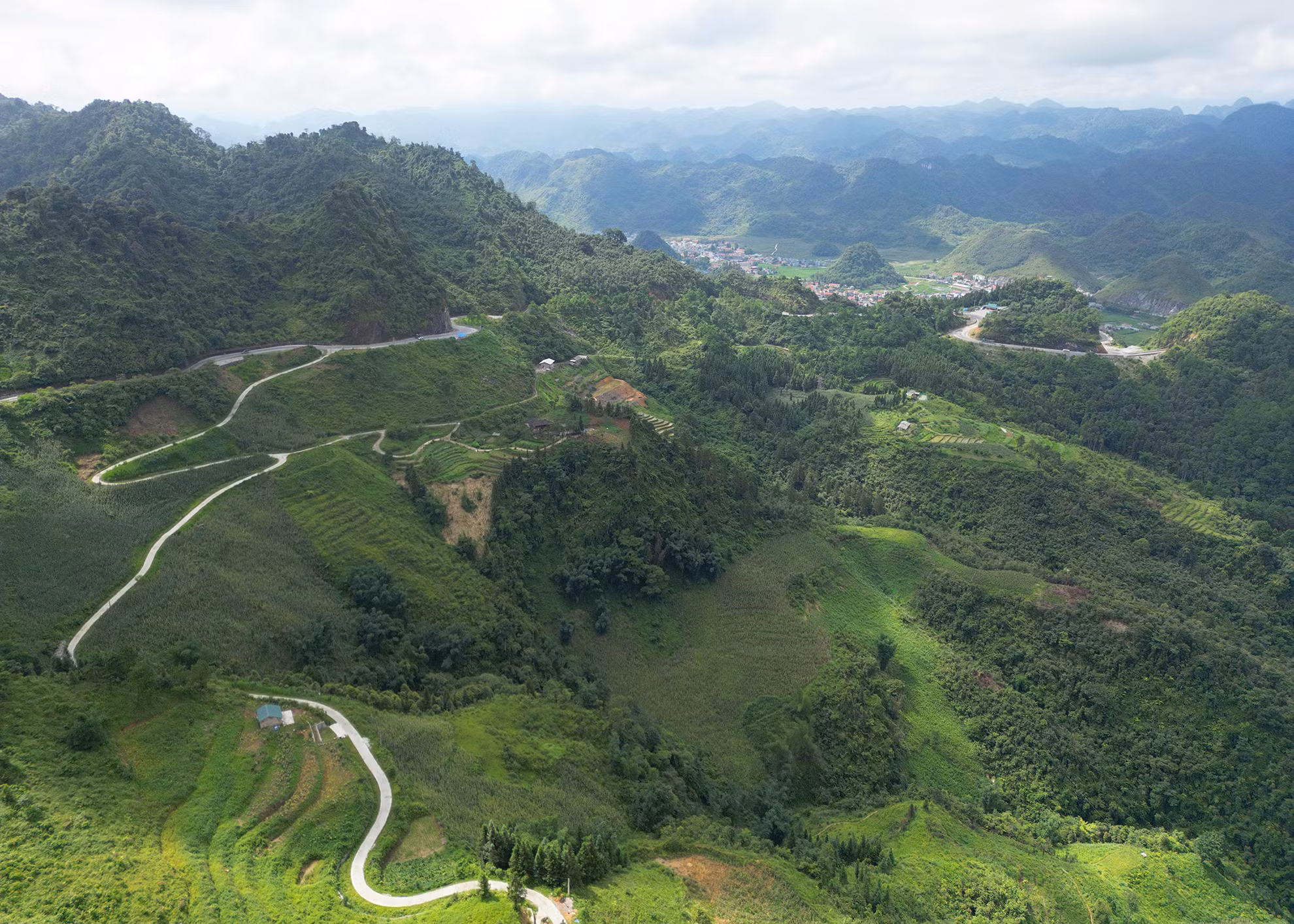 Nếu ví Cao nguyên đá Đồng Văn là thiên đường thì Cổng trời Quản Bạ, thuộc xã Quản Bạ, huyện Quản Bạ, cách thành phố Hà Giang khoảng 43km, chính là cánh cổng dẫn dắt bước chân du khách vào chốn thiên đường đó. Đứng trên Cổng trời, du khách có thể phóng tầm mắt bao quát cả thung lũng Tam Sơn rộng lớn.