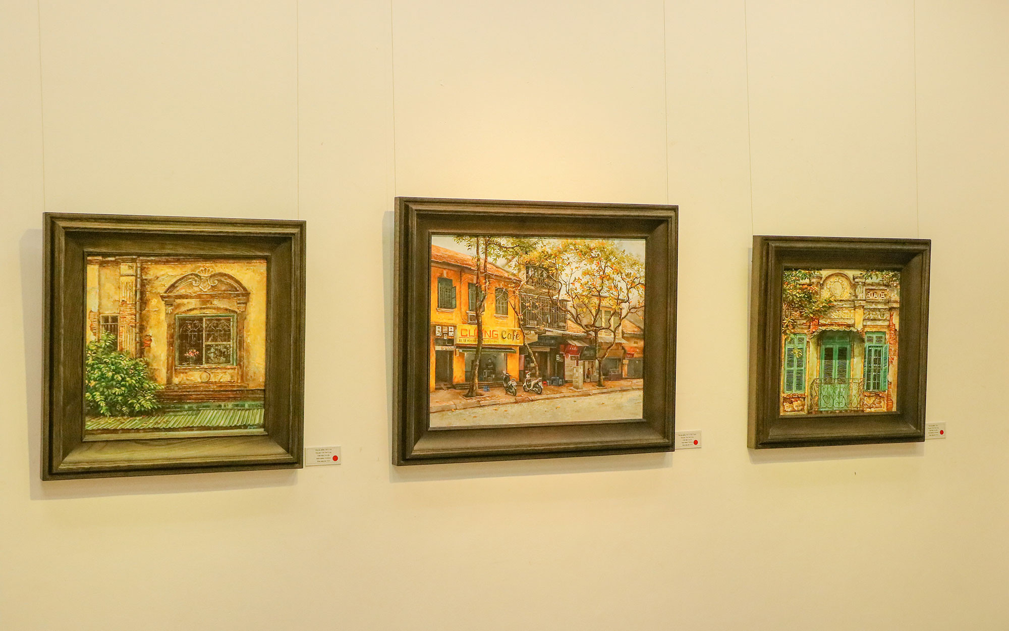 Mặc dù không thể nói cũng không thể nghe, nhưng Long đã mang đến cho ta thấy những cảm nhận và góc nhìn của anh về một Hà Nội đầy hoài niệm, cổ kính qua các bức tranh.