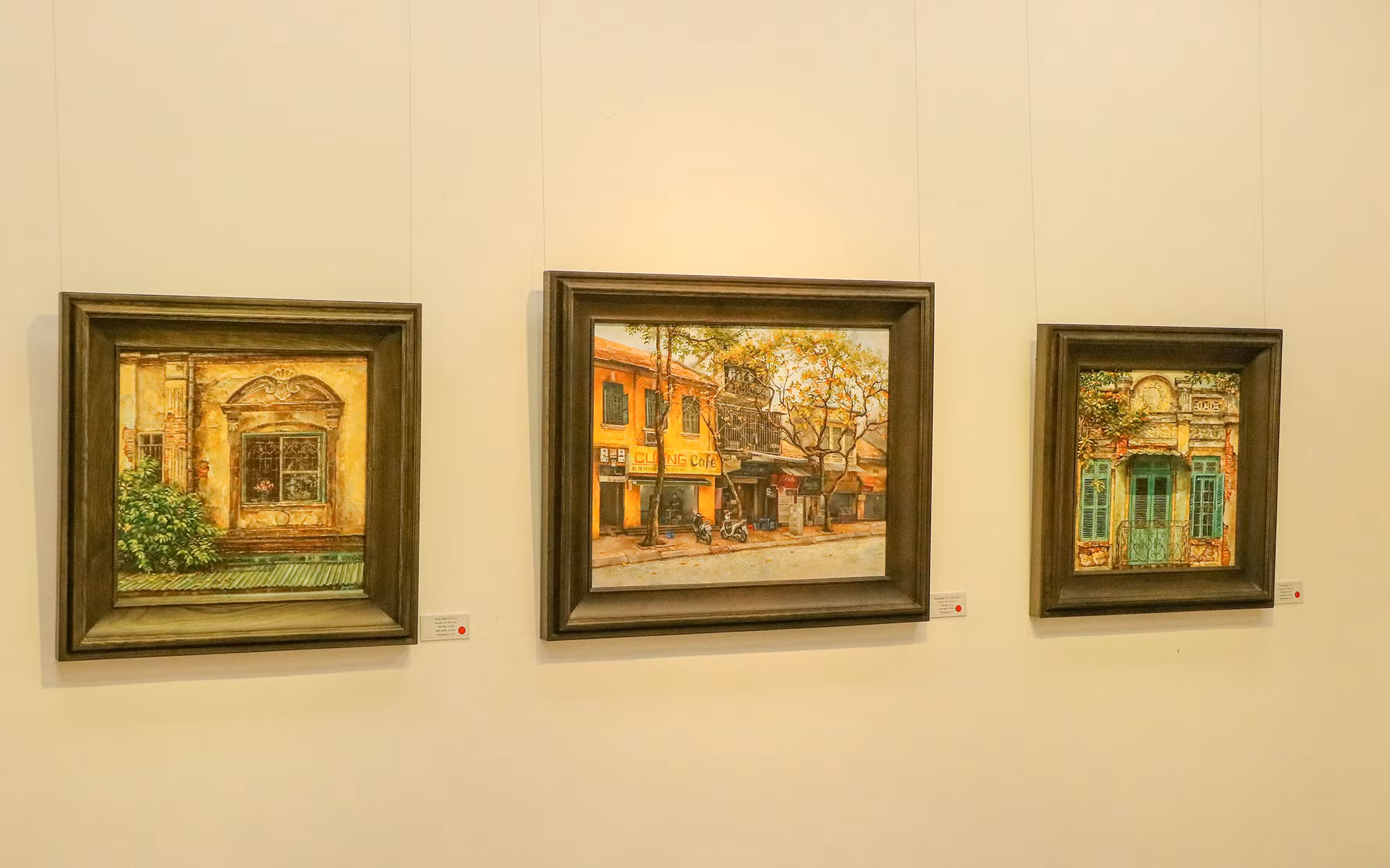 Mặc dù không thể nói cũng không thể nghe, nhưng Long đã mang đến cho ta thấy những cảm nhận và góc nhìn của anh về một Hà Nội đầy hoài niệm, cổ kính qua các bức tranh.