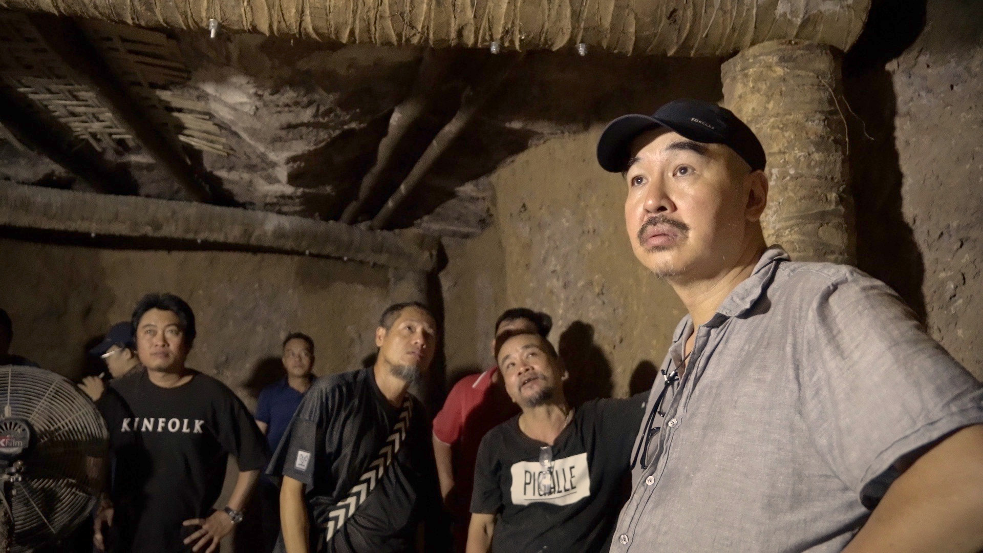 Đạo diễn Bùi Thạc Chuyên trong một cảnh quay.