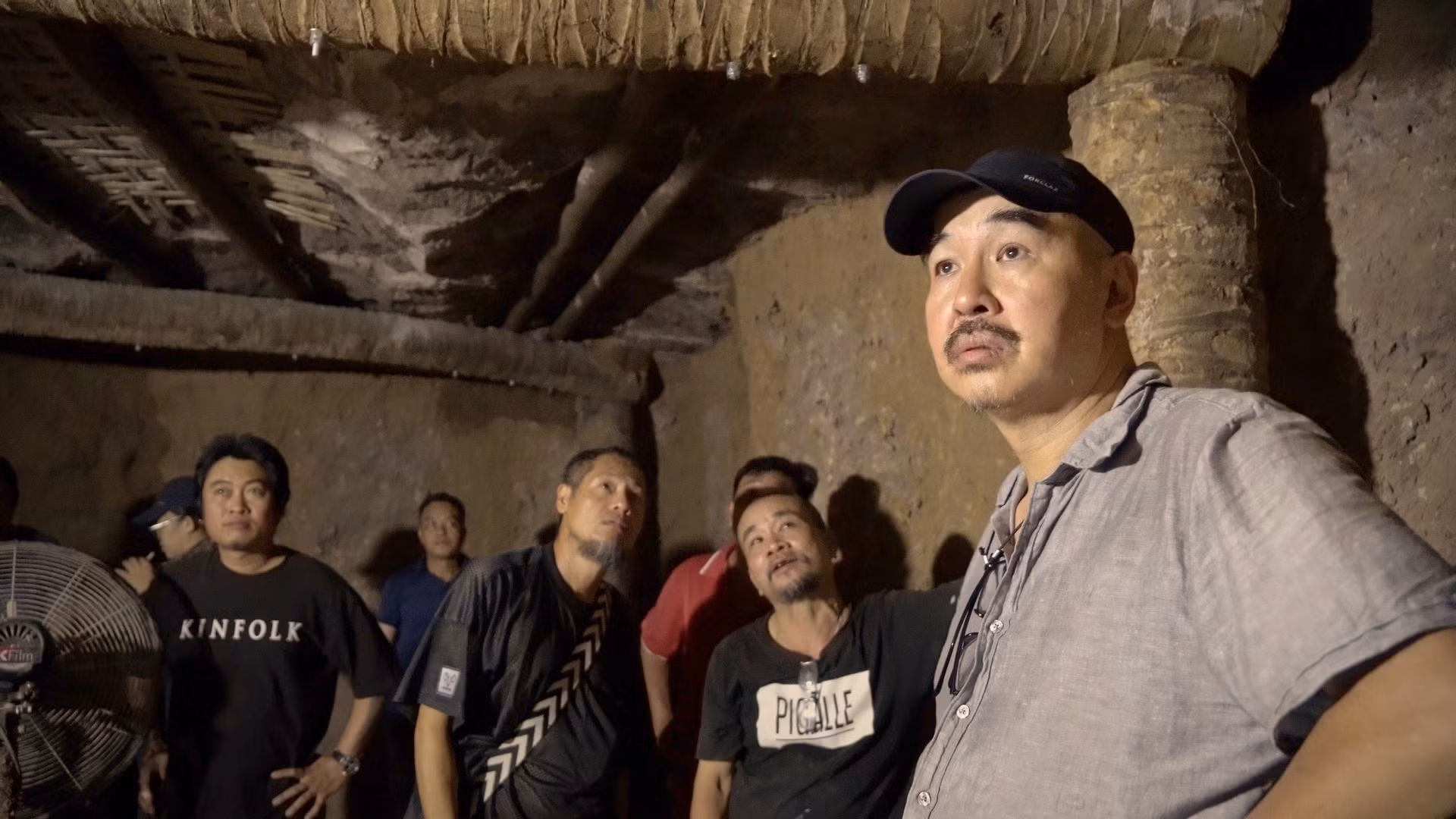 Đạo diễn Bùi Thạc Chuyên trong một cảnh quay.