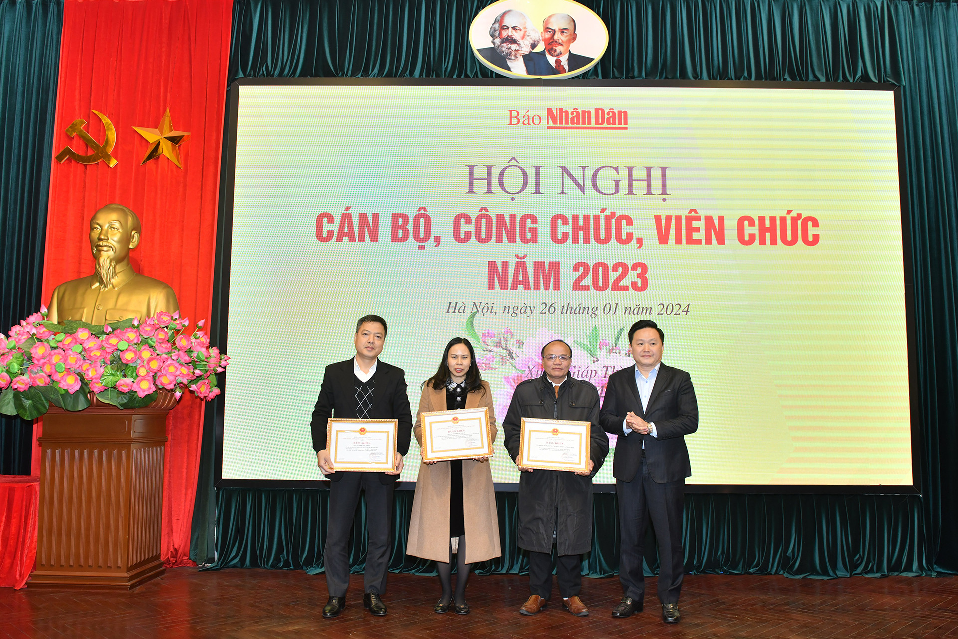 Phó Tổng Biên tập Phan Văn Hùng trao bằng khen của Đảng ủy Khối các cơ quan Trung ương tặng các đơn vị, cá nhân xuất sắc.