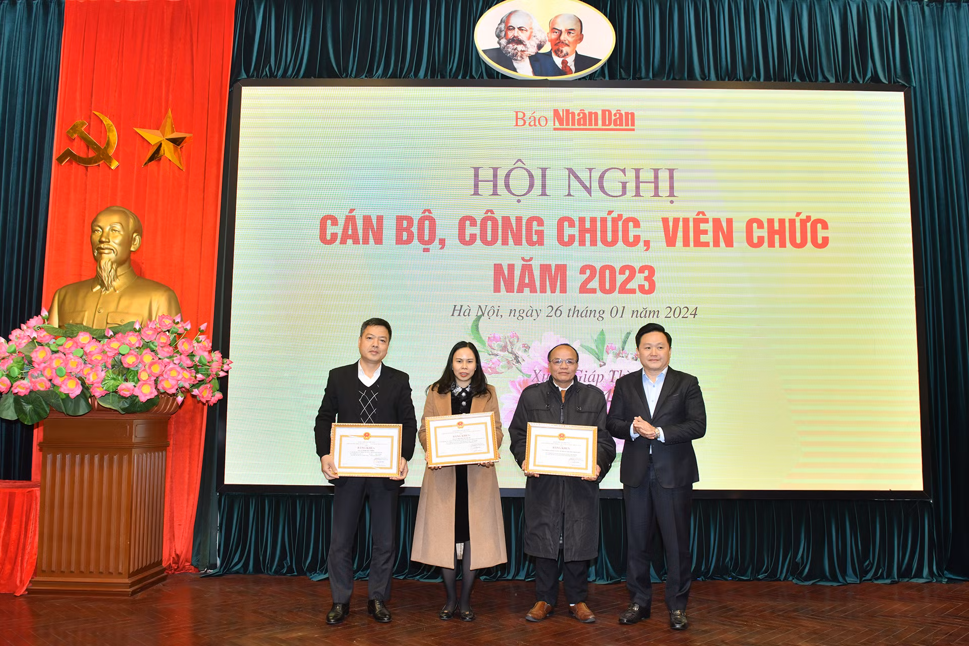 Phó Tổng Biên tập Phan Văn Hùng trao bằng khen của Đảng ủy Khối các cơ quan Trung ương tặng các đơn vị, cá nhân xuất sắc.