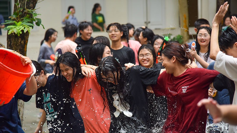 Các bạn học sinh khoác vai, cùng nhau vui đùa và hòa thanh vào những giai điệu của tuổi học trò đáng nhớ.