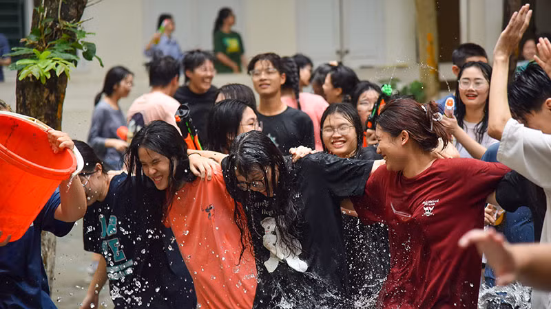 Các bạn học sinh khoác vai, cùng nhau vui đùa và hòa thanh vào những giai điệu của tuổi học trò đáng nhớ.