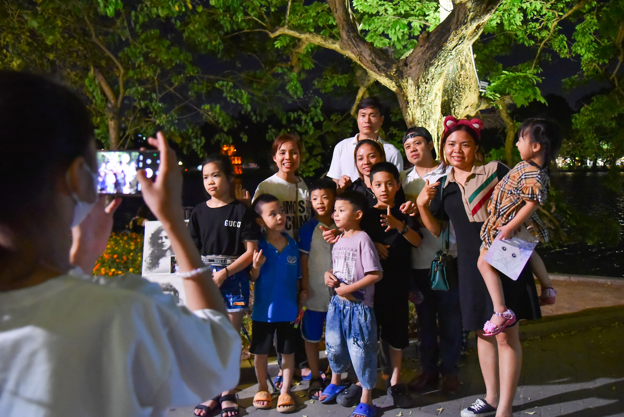 Không gian phố đi bộ hồ Hoàn Kiếm mở cửa hết dịp nghỉ lễ để phục vụ du khách có nhu cầu. Thời tiết những ngày này rất đẹp, thích hợp để đi dạo cùng gia đình và người thân, tận hưởng một kỳ nghỉ vui vẻ và hạnh phúc. Không gian phố đi bộ hồ Hoàn Kiếm mở cửa hết dịp nghỉ lễ để phục vụ du khách có nhu cầu. Thời tiết những ngày này rất đẹp, thích hợp để đi dạo cùng gia đình và người thân, tận hưởng một kỳ nghỉ vui vẻ và hạnh phúc.