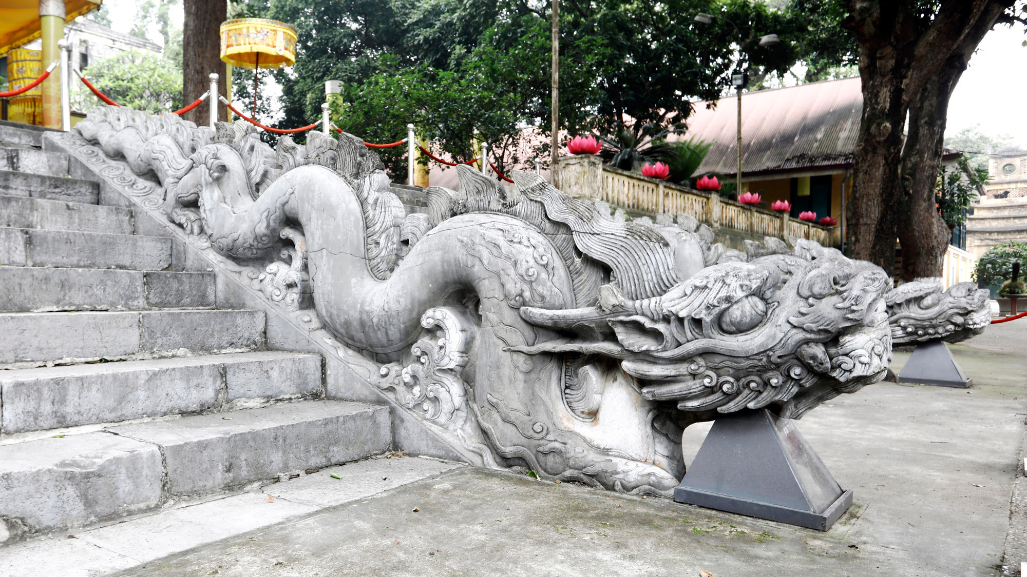 Bậc thềm rồng điện Kính Thiên trong Hoàng thành Thăng Long thời Lê sơ. (Ảnh: VƯƠNG ANH)