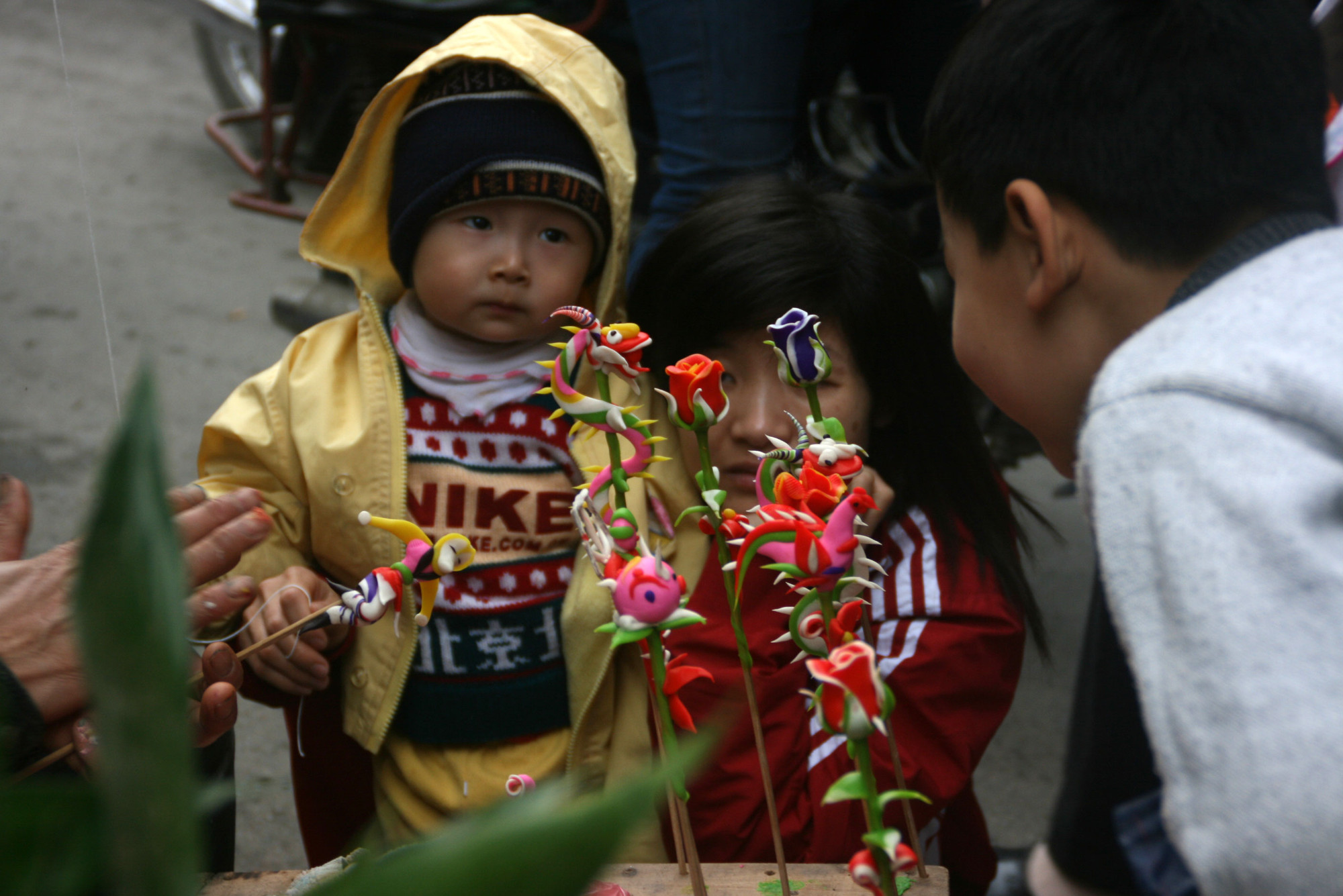 Em bé đi chơi chợ Tết làng Mọc Quan Nhân. (Ảnh: TUYẾT LOAN) Em bé đi chơi chợ Tết làng Mọc Quan Nhân. (Ảnh: TUYẾT LOAN)