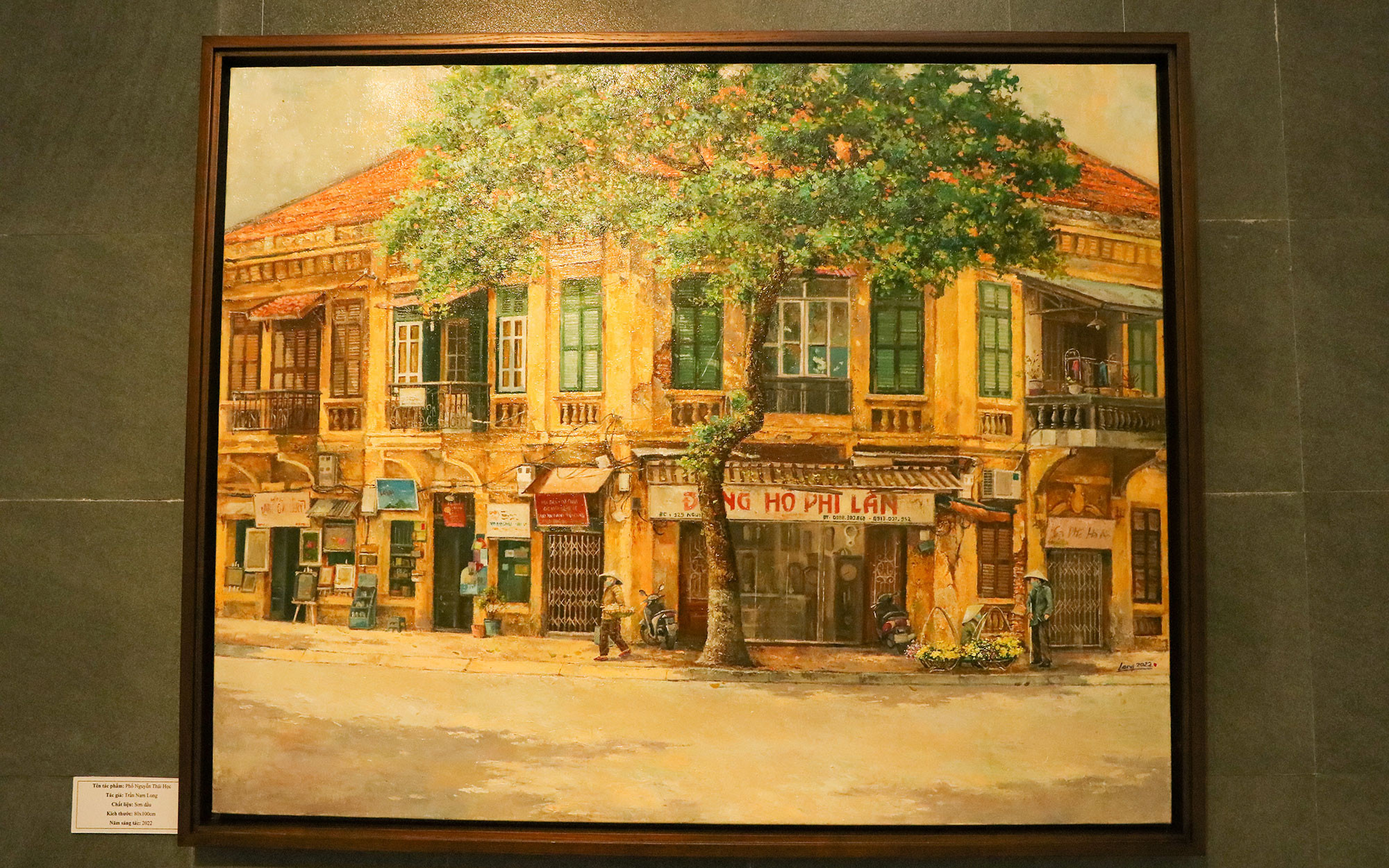 Bức tranh sơn dầu mang tên “Phố Nguyễn Thái Học” cho thấy sự tỉ mỉ và chú trọng từng chi tiết kiến trúc của họa sĩ trẻ.