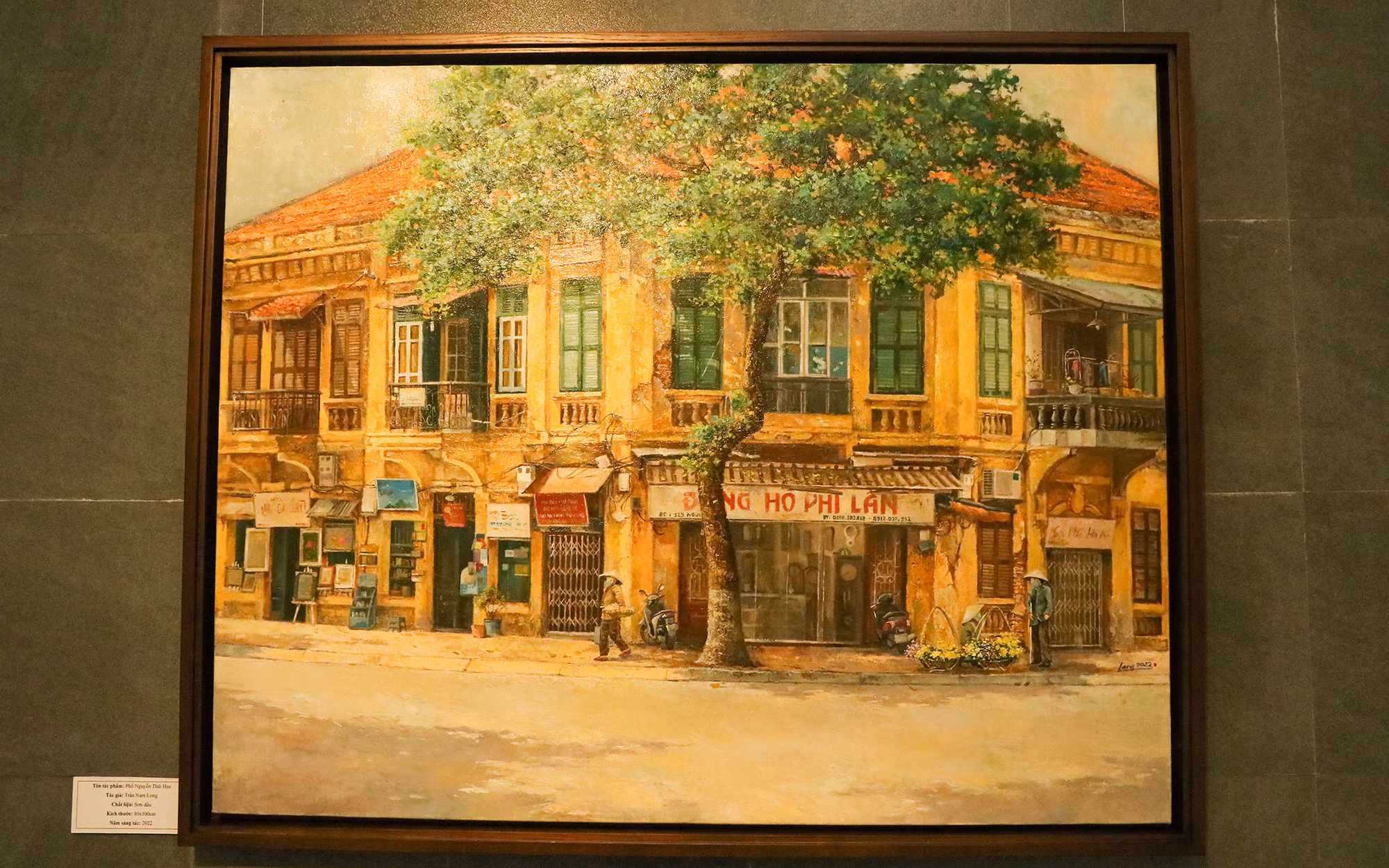 Bức tranh sơn dầu mang tên “Phố Nguyễn Thái Học” cho thấy sự tỉ mỉ và chú trọng từng chi tiết kiến trúc của họa sĩ trẻ.