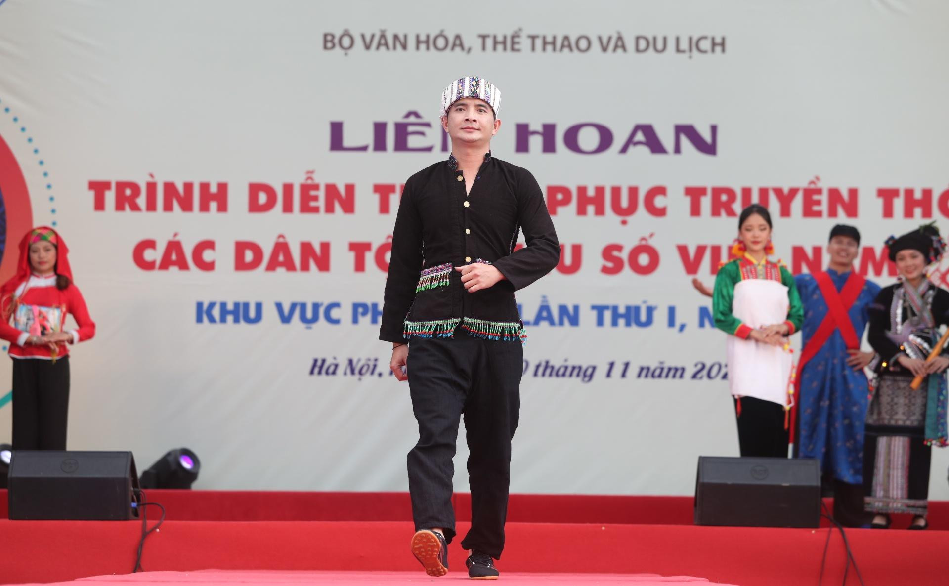 Trang phục nam giới dân tộc Lào. (Ảnh: KHIẾU MINH)