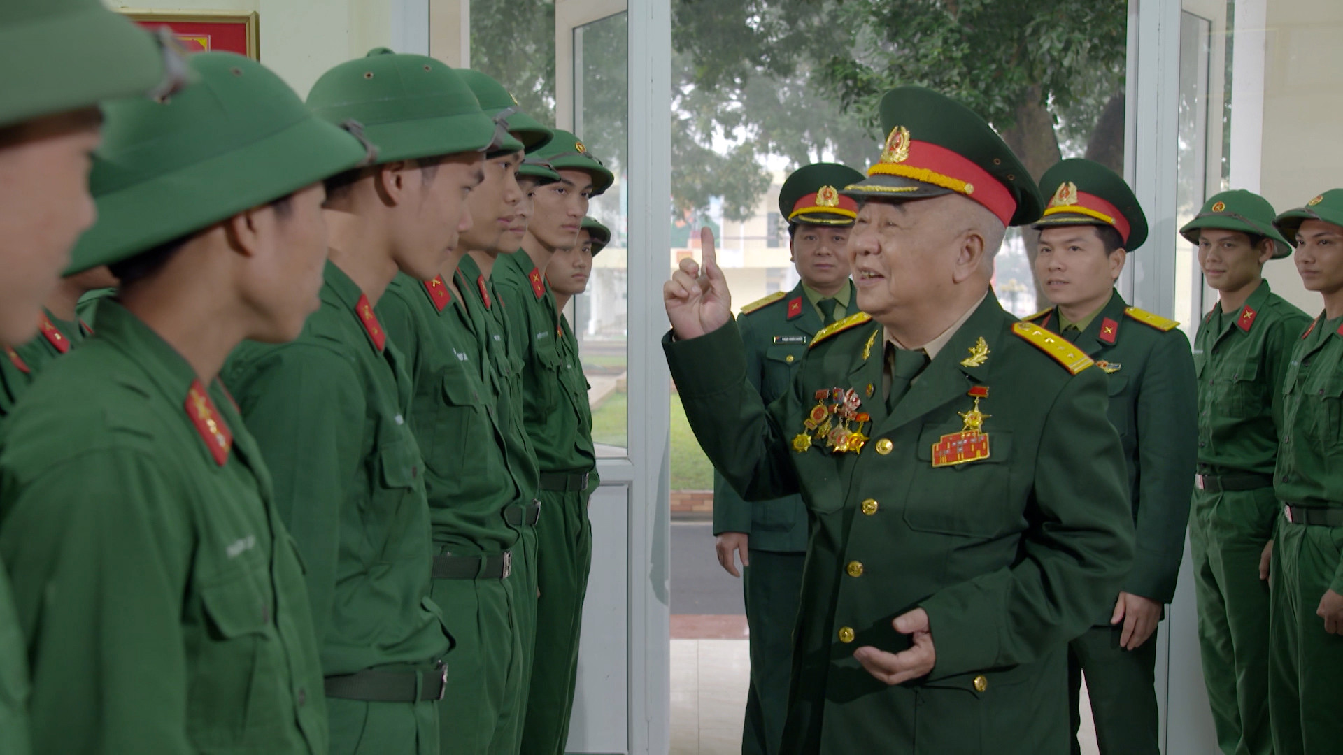 Những thế hệ quân đội trong phim.