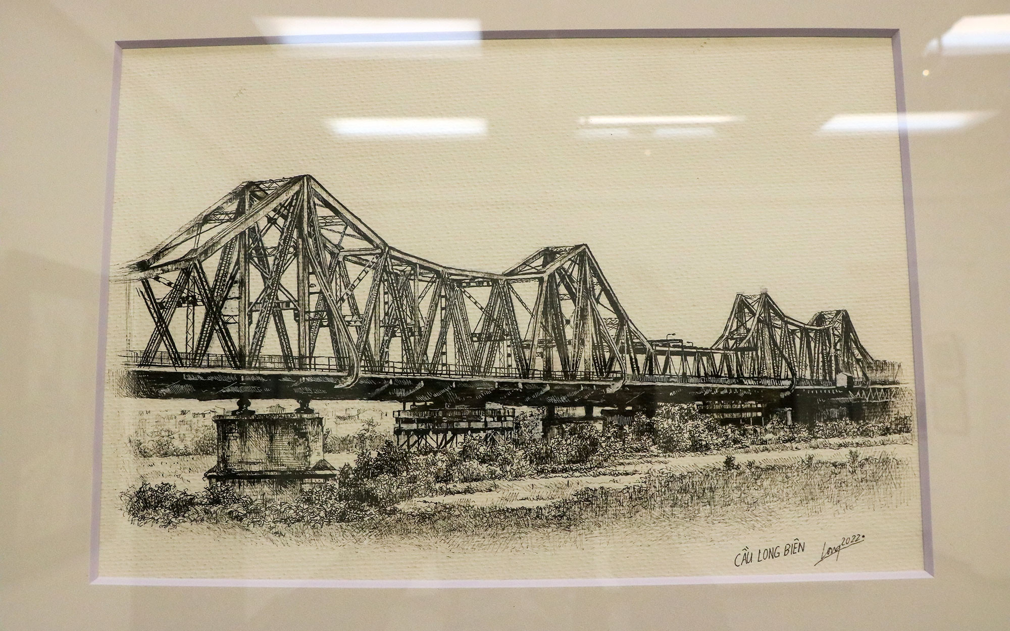 Bức tranh Cầu Long Biên được ký họa bằng bút kim cho thấy sự tỉ mỉ và tinh xảo của họa sĩ trẻ Trần Nam Long. Mặc dù không qua một trường lớp đào tạo hội họa nào, bằng sự chăm chỉ và cố gắng vượt qua nghịch cảnh, Long đã cho ra đời những bức tranh gây ấn tượng mạnh với người chiêm ngưỡng.